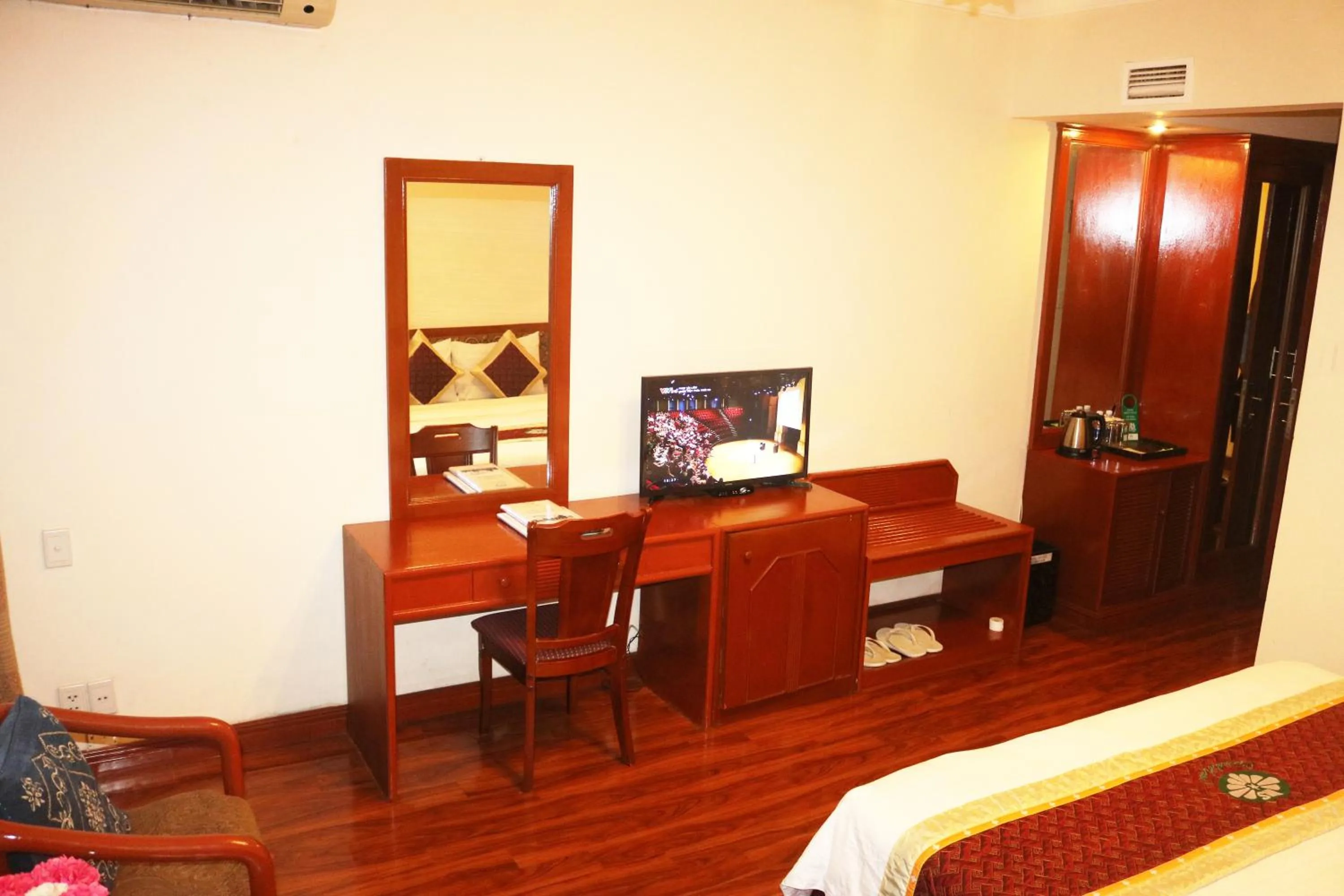 Communal lounge/ TV room in Central Hotel