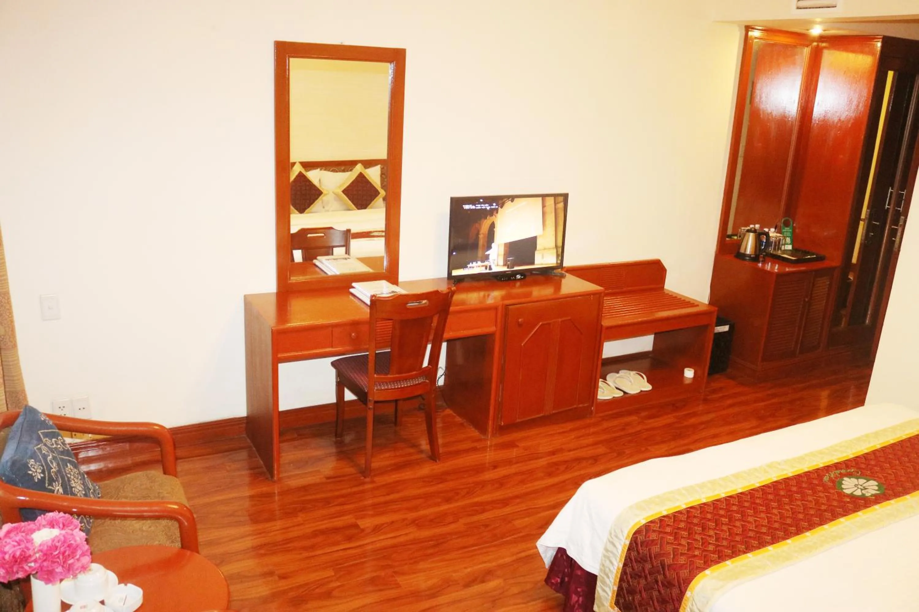 Communal lounge/ TV room, Bed in Central Hotel