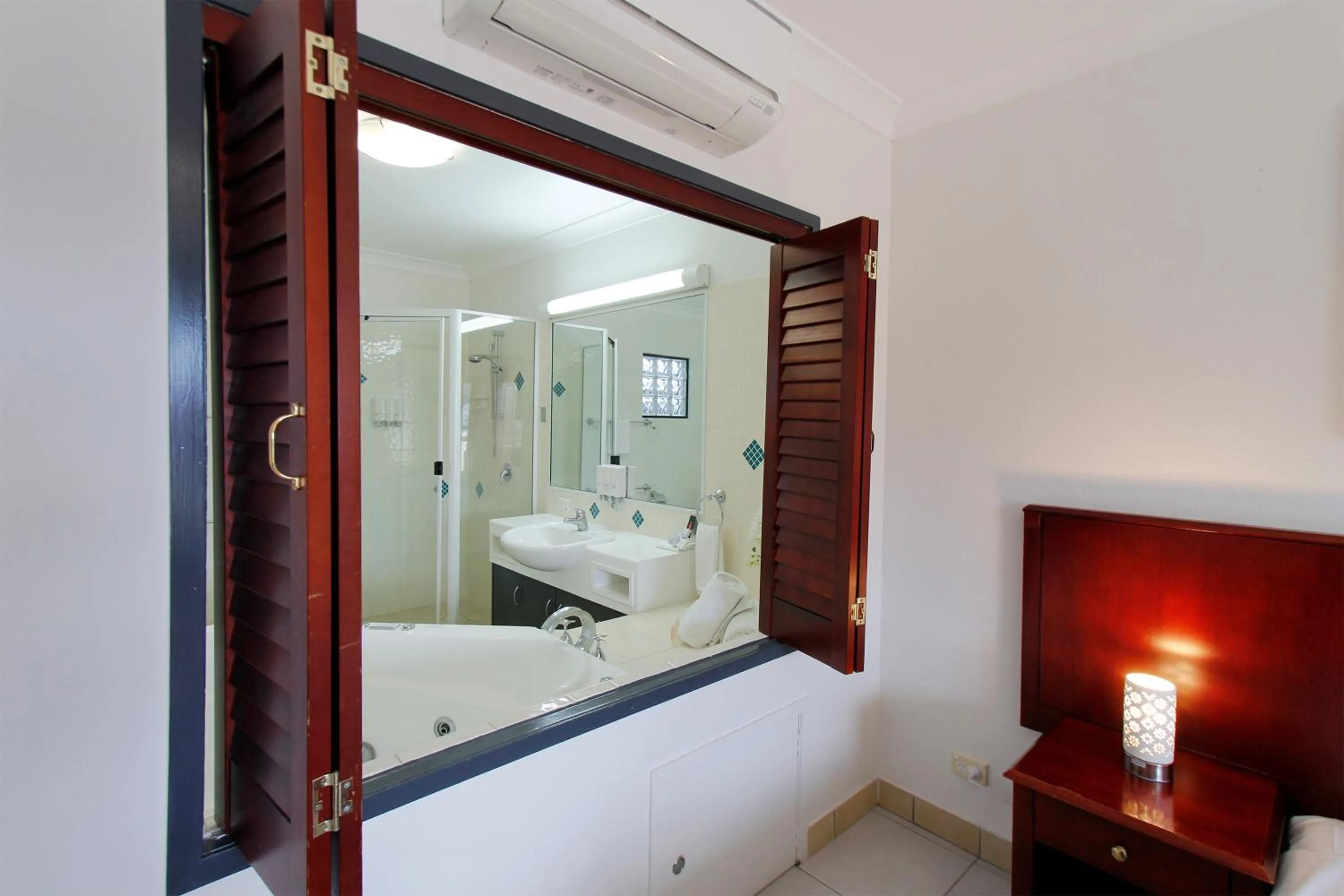 Bathroom in Coffee House Apartment Motel