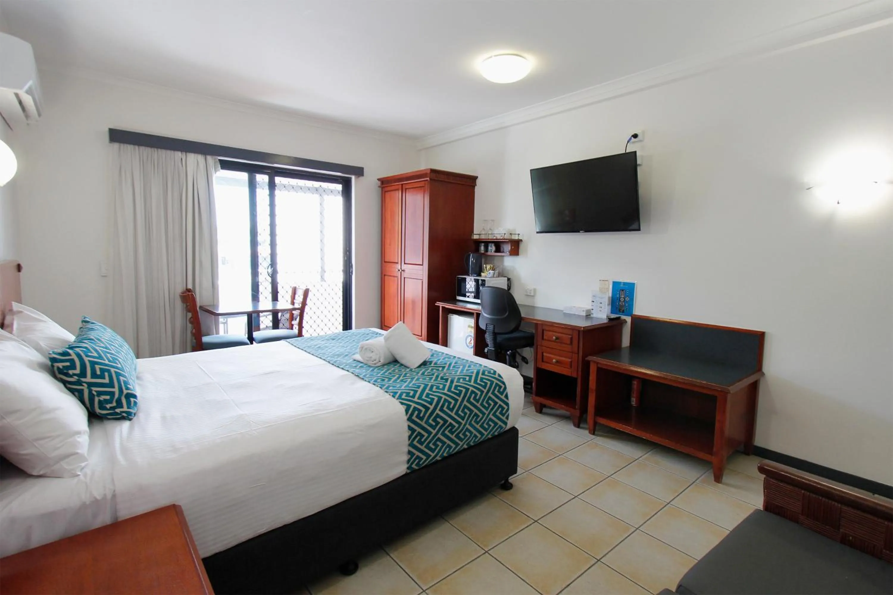 Bedroom, Bed in Coffee House Apartment Motel