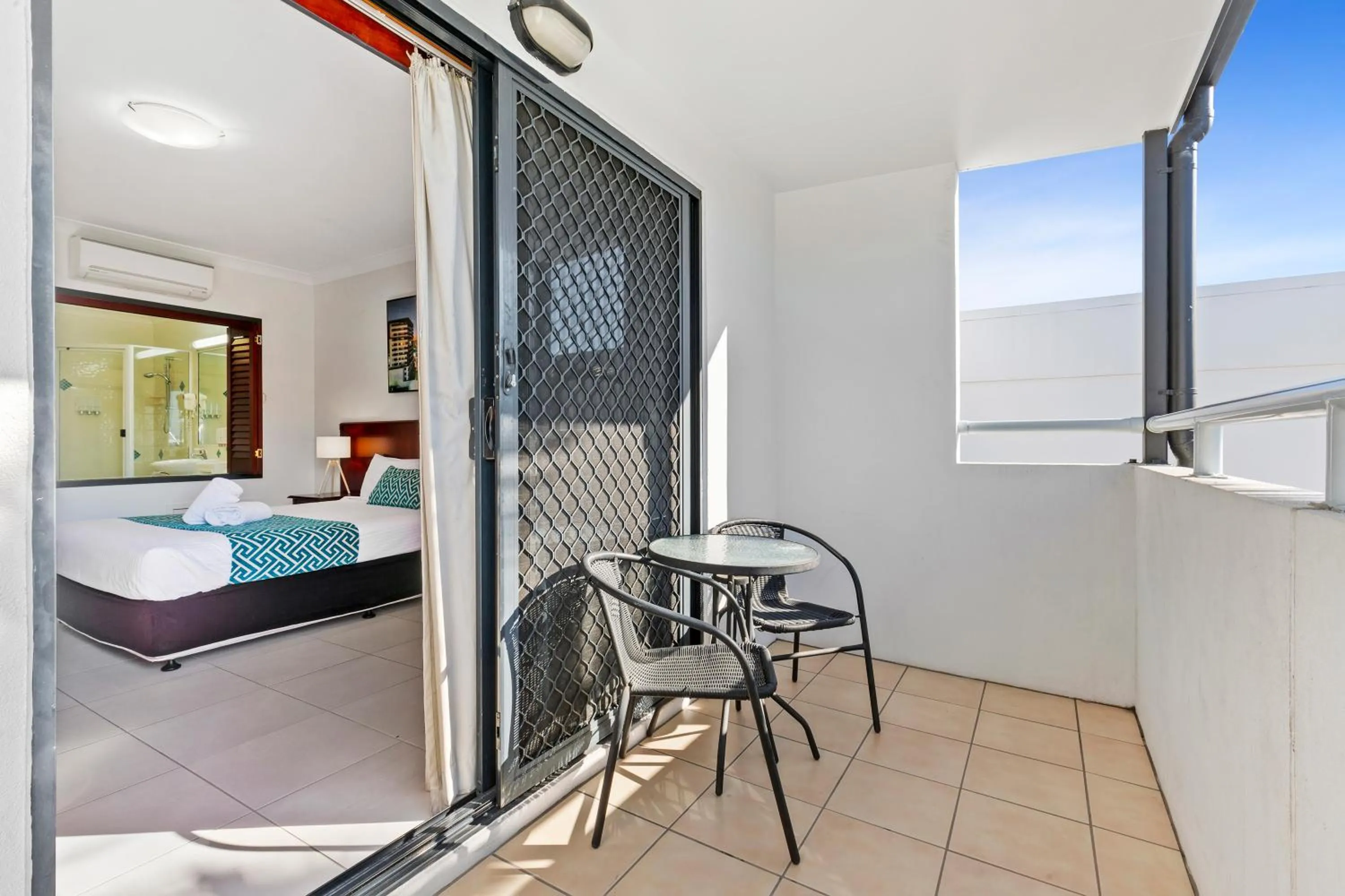 Balcony/Terrace, Bed in Coffee House Apartment Motel