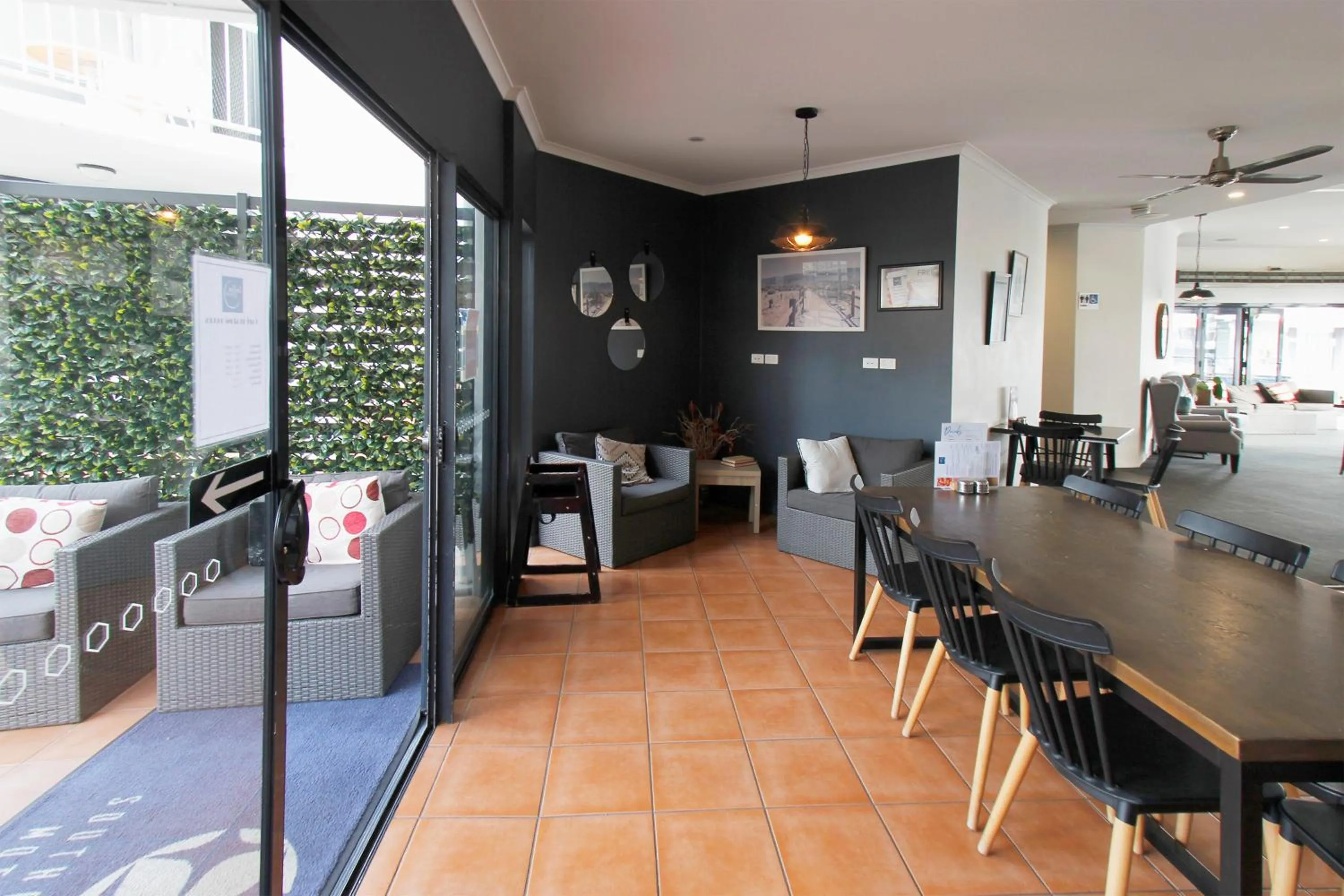 Restaurant/places to eat in Coffee House Apartment Motel