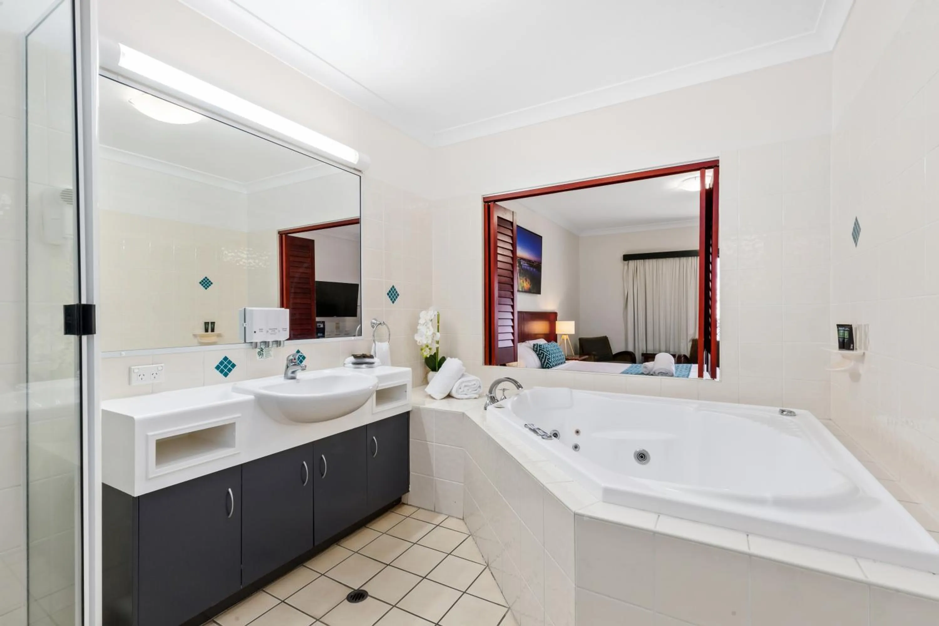 Bathroom in Coffee House Apartment Motel