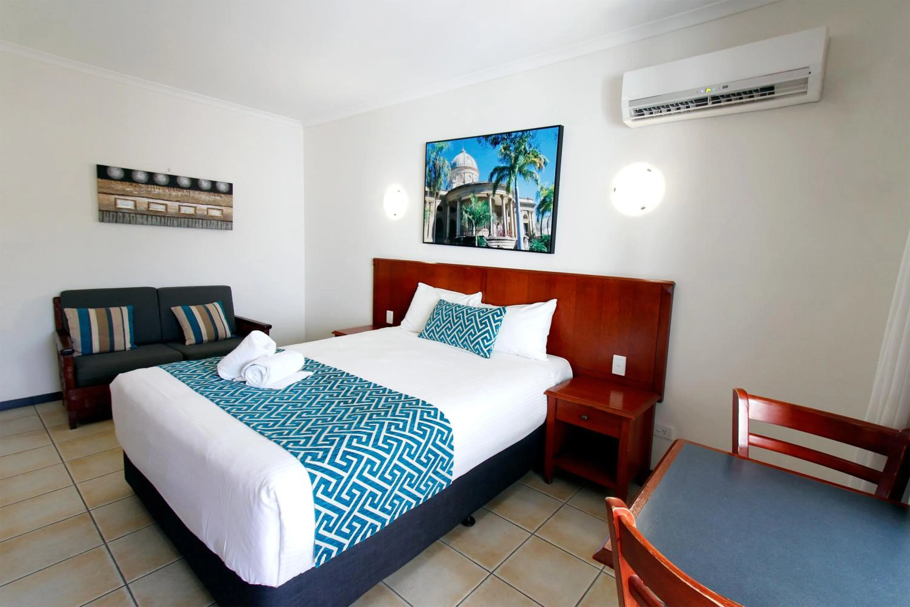 Bedroom, Bed in Coffee House Apartment Motel