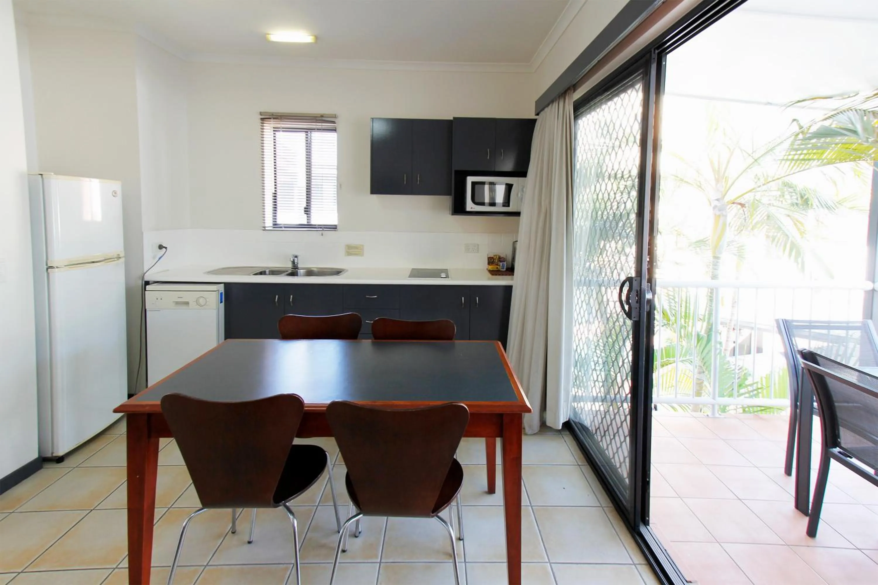 Kitchen or kitchenette in Coffee House Apartment Motel