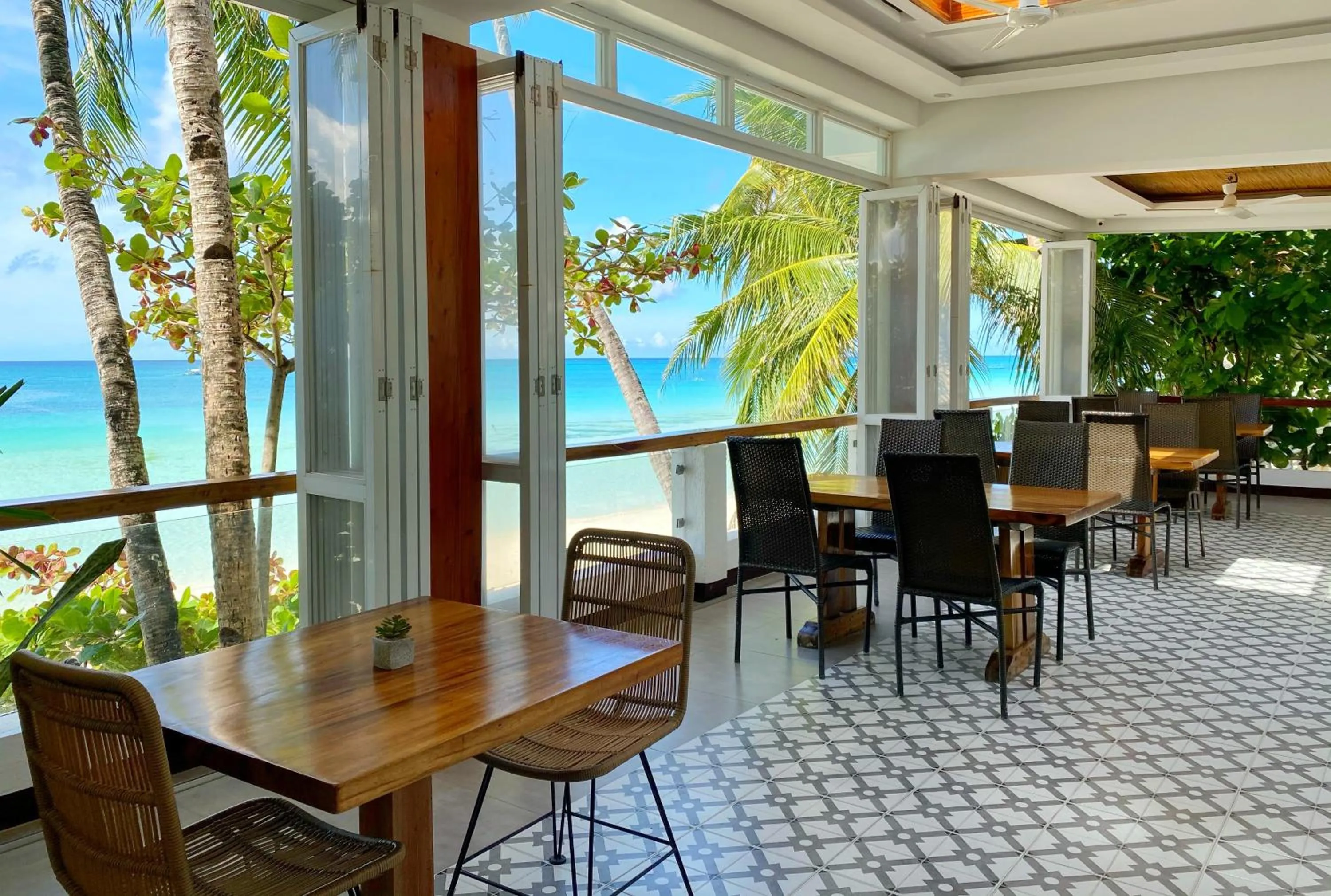 Restaurant/places to eat in Jony's Beach Resort