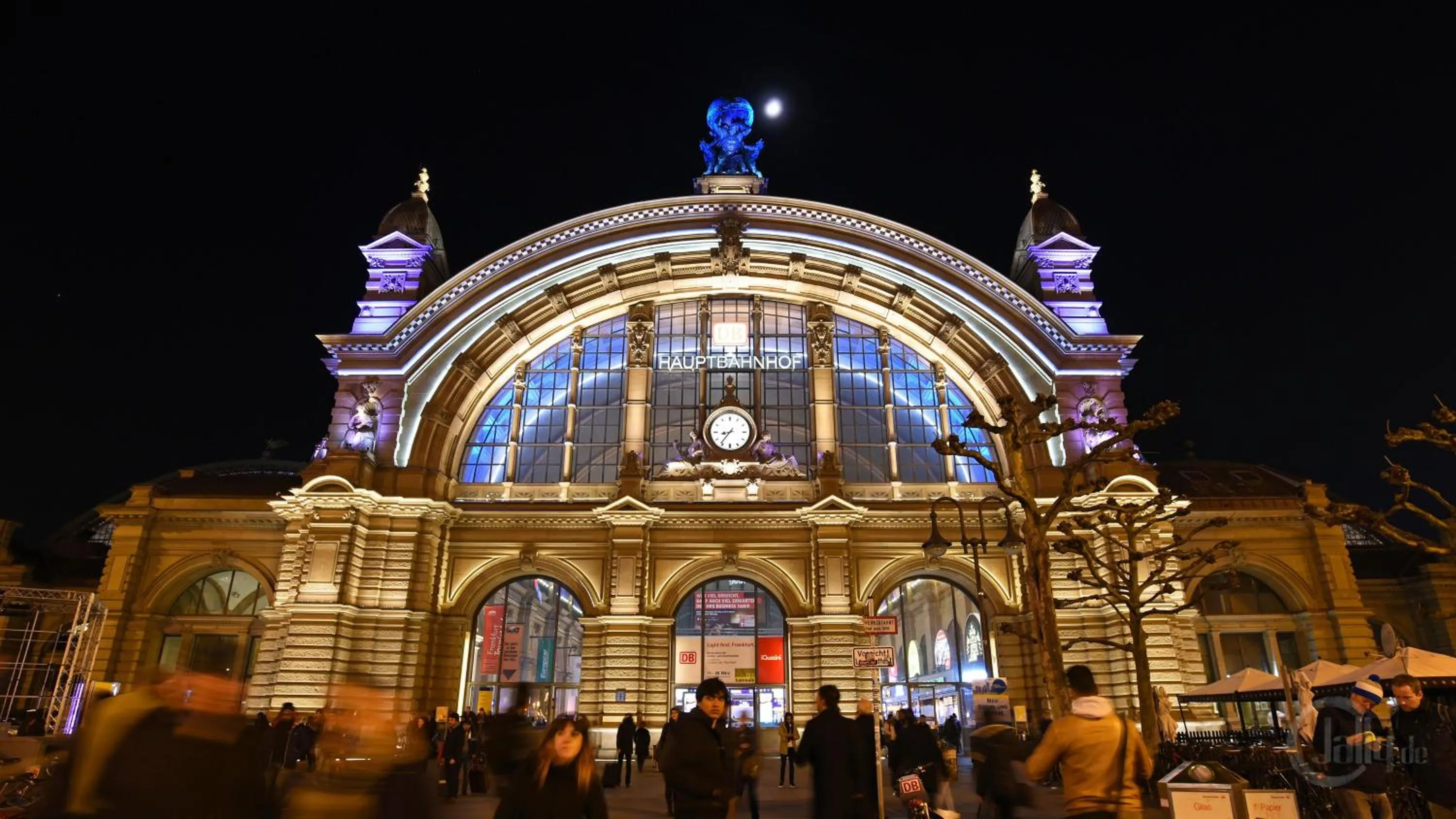 Property Building in Hotel Little Paris