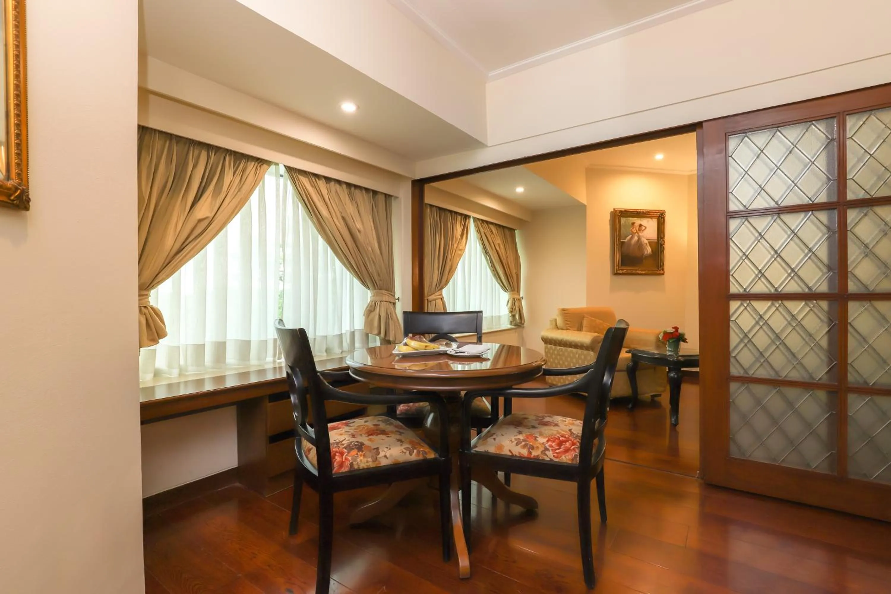Dining area in Hotel The Royal Plaza
