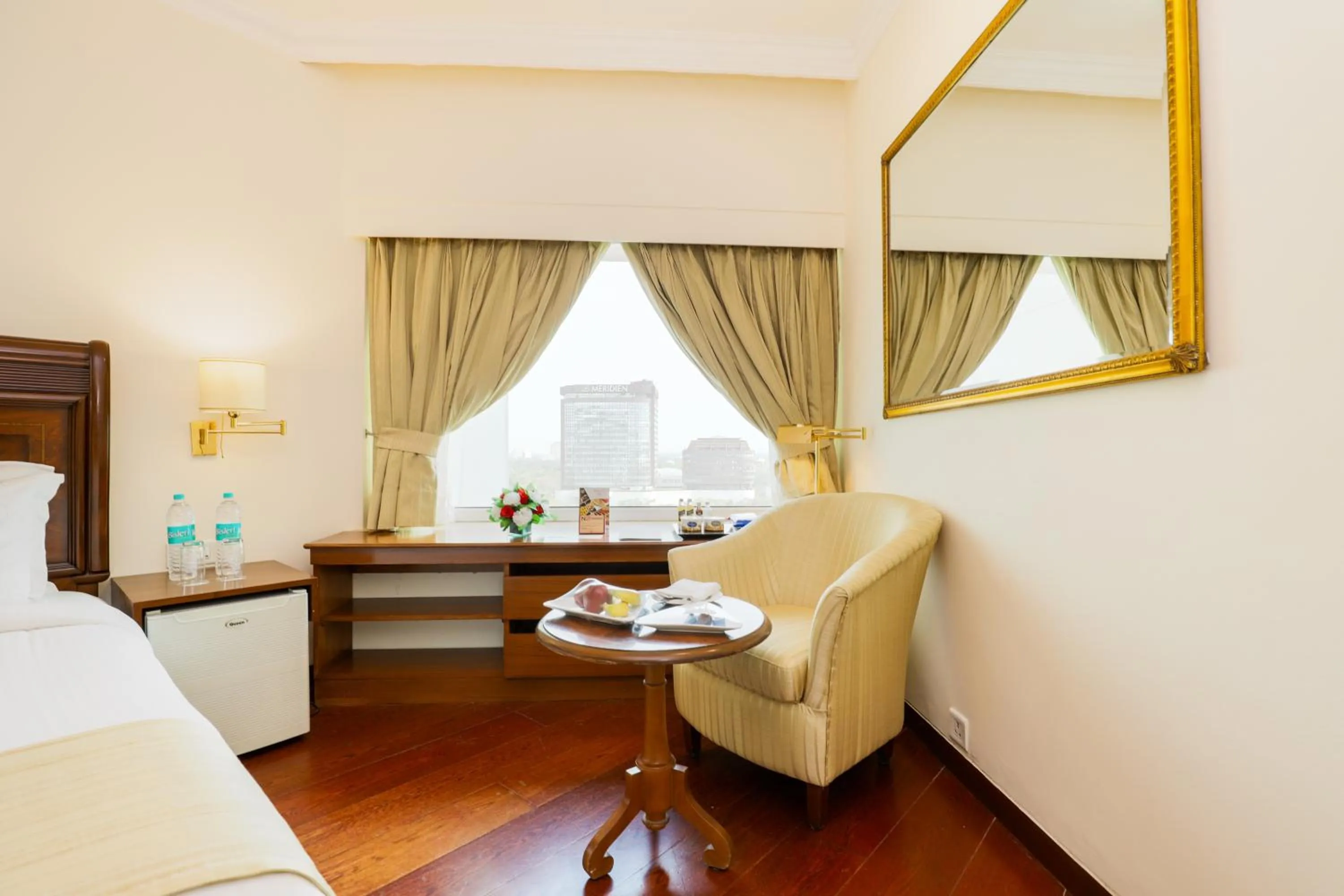 Living room, Bed in Hotel The Royal Plaza