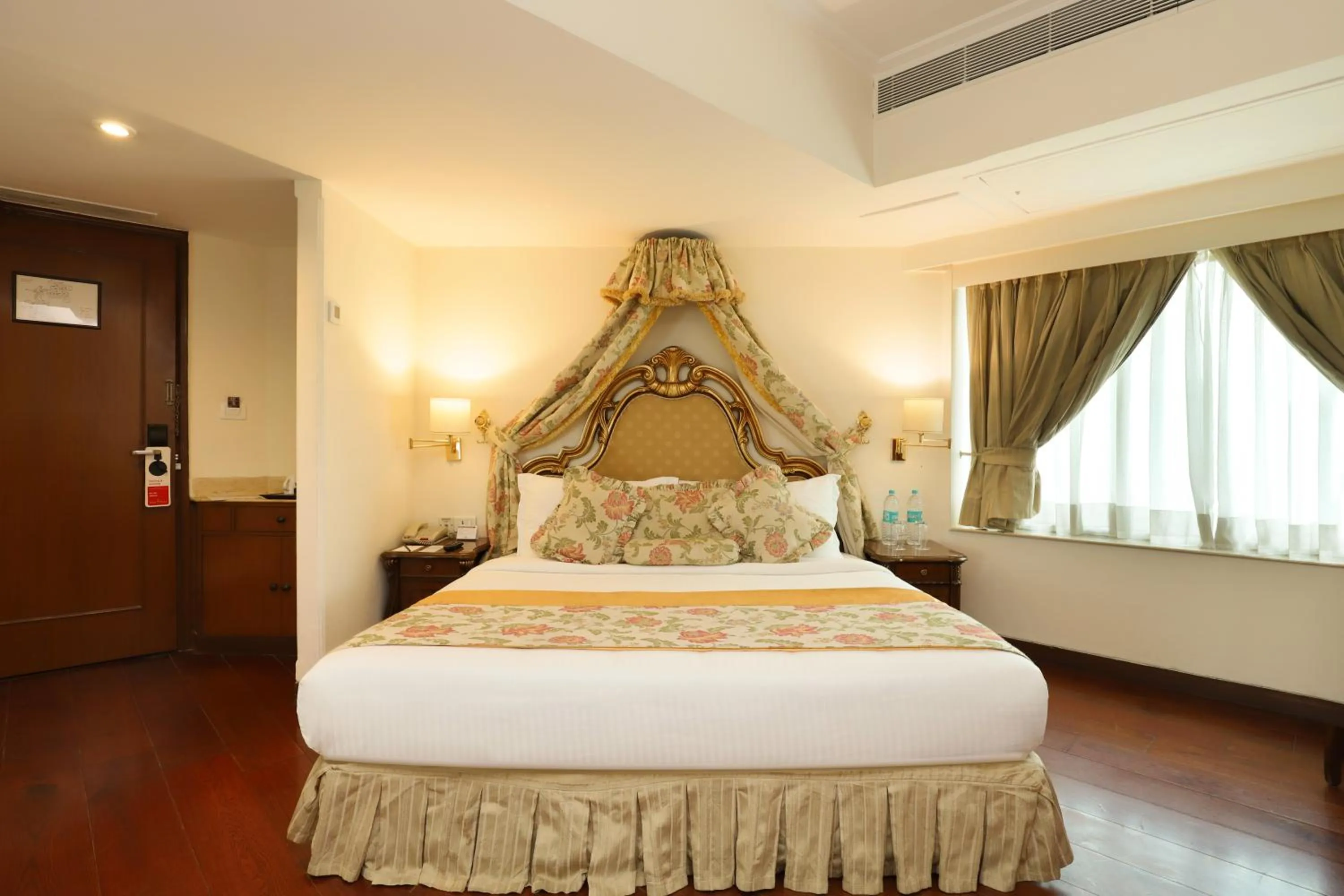 Bed in Hotel The Royal Plaza