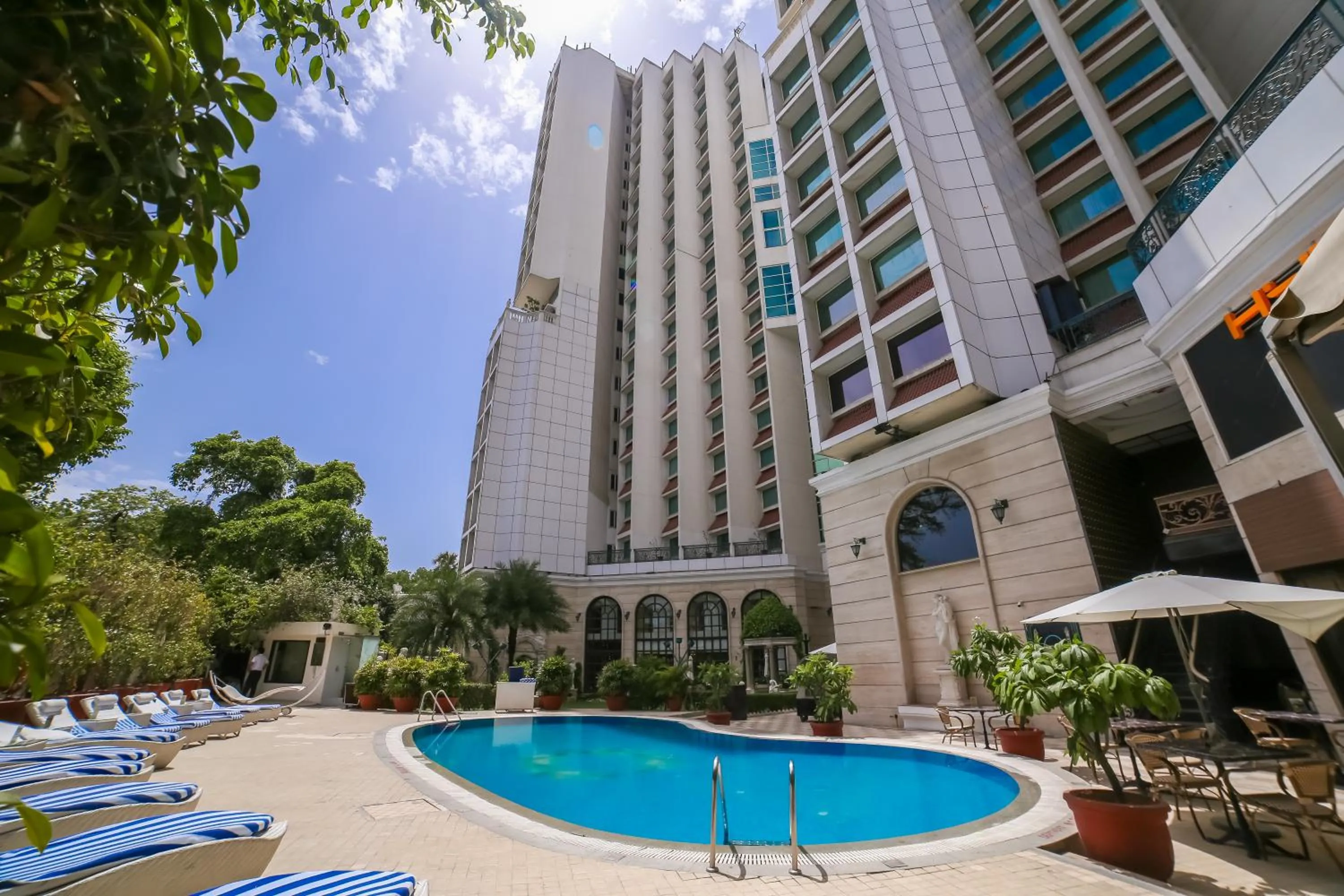 Swimming pool in Hotel The Royal Plaza