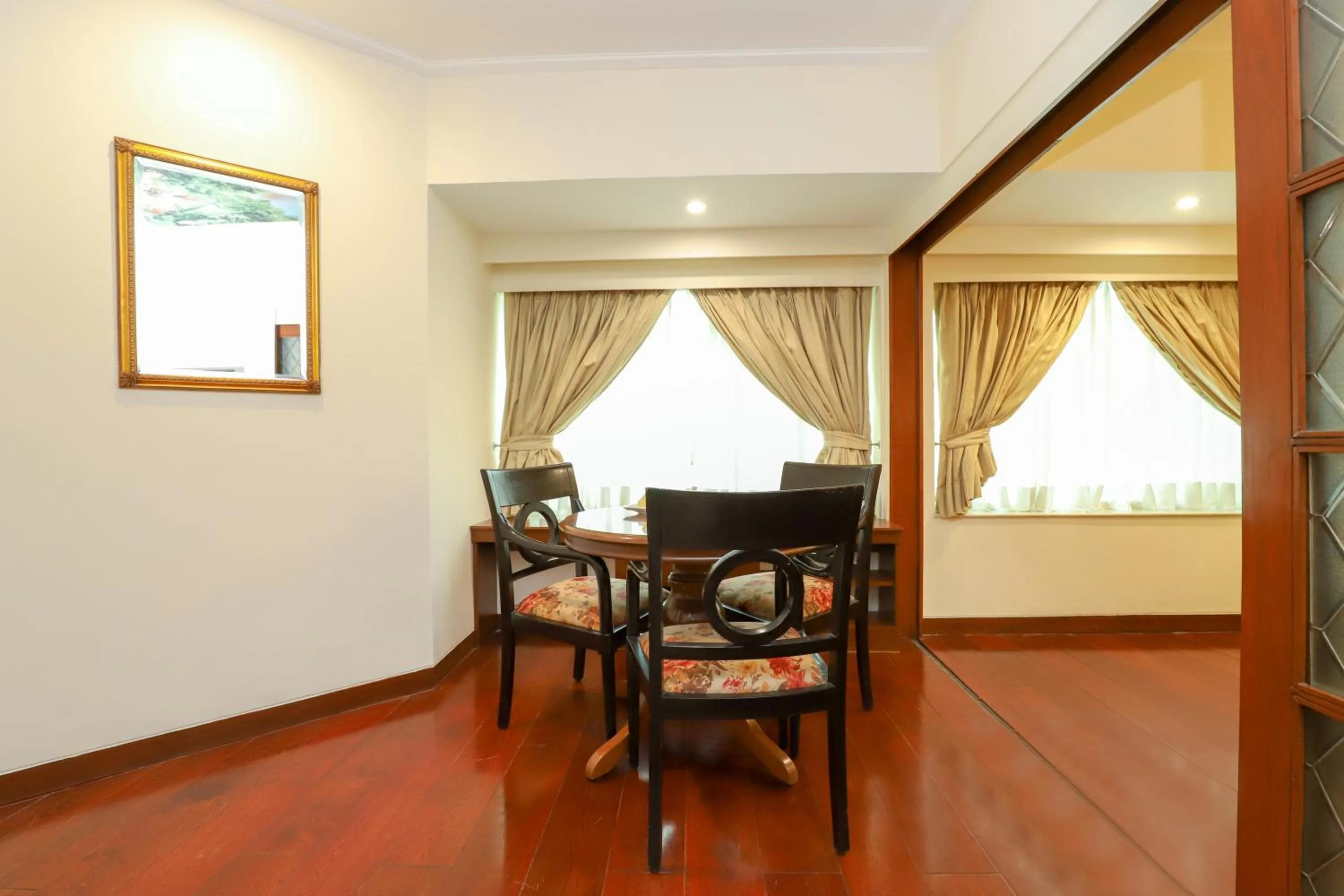 Dining area in Hotel The Royal Plaza