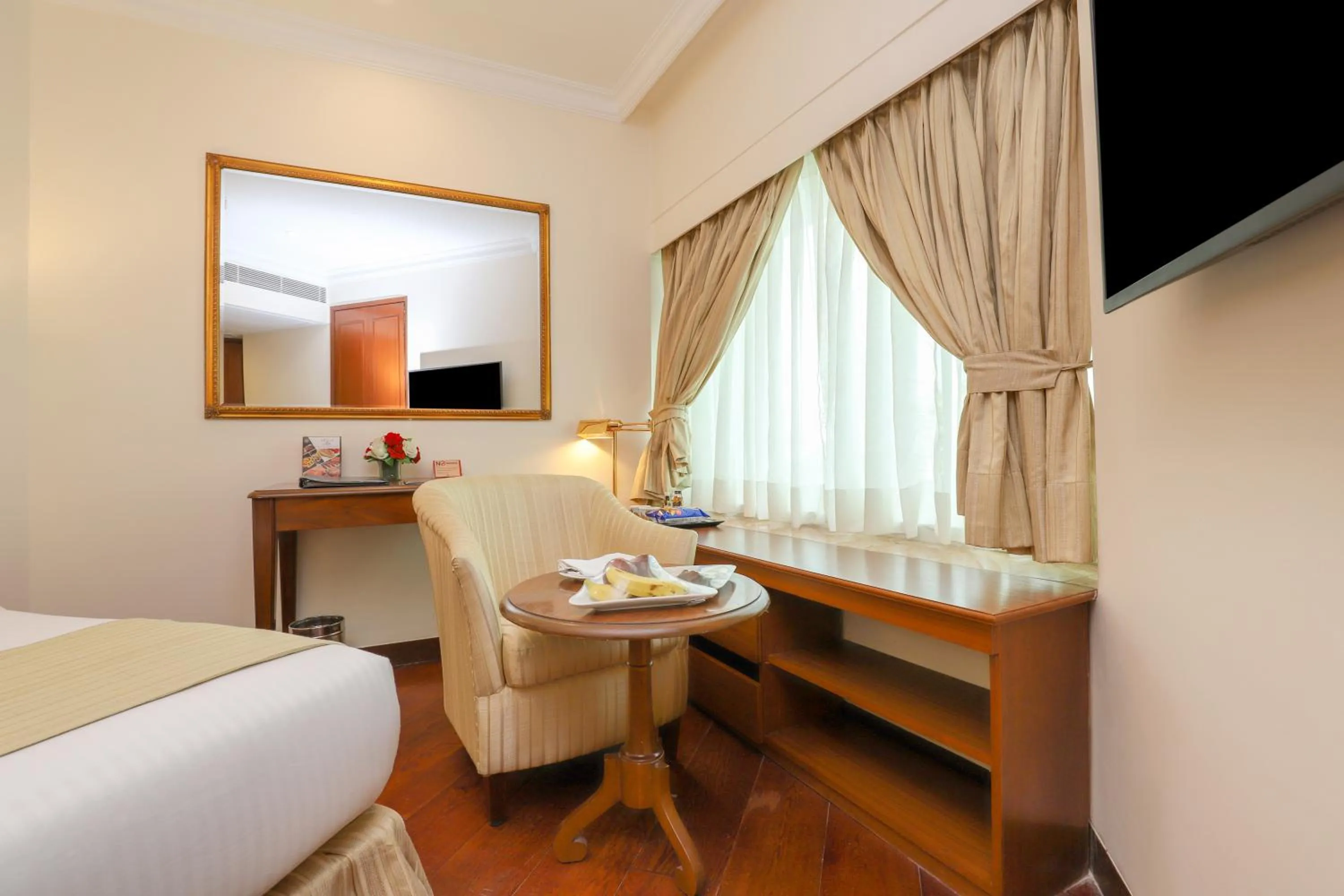 Seating area, Bed in Hotel The Royal Plaza