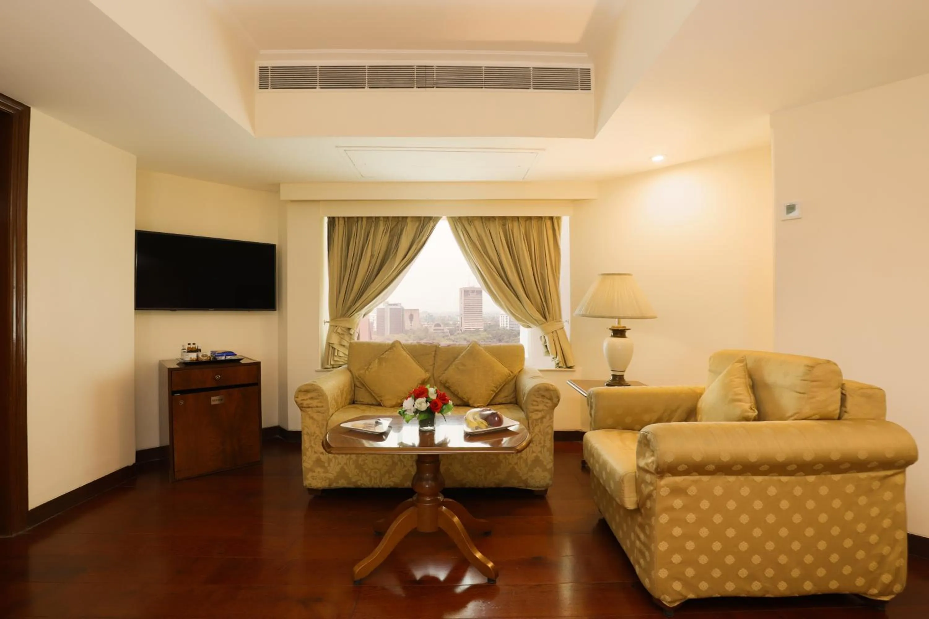 Living room in Hotel The Royal Plaza