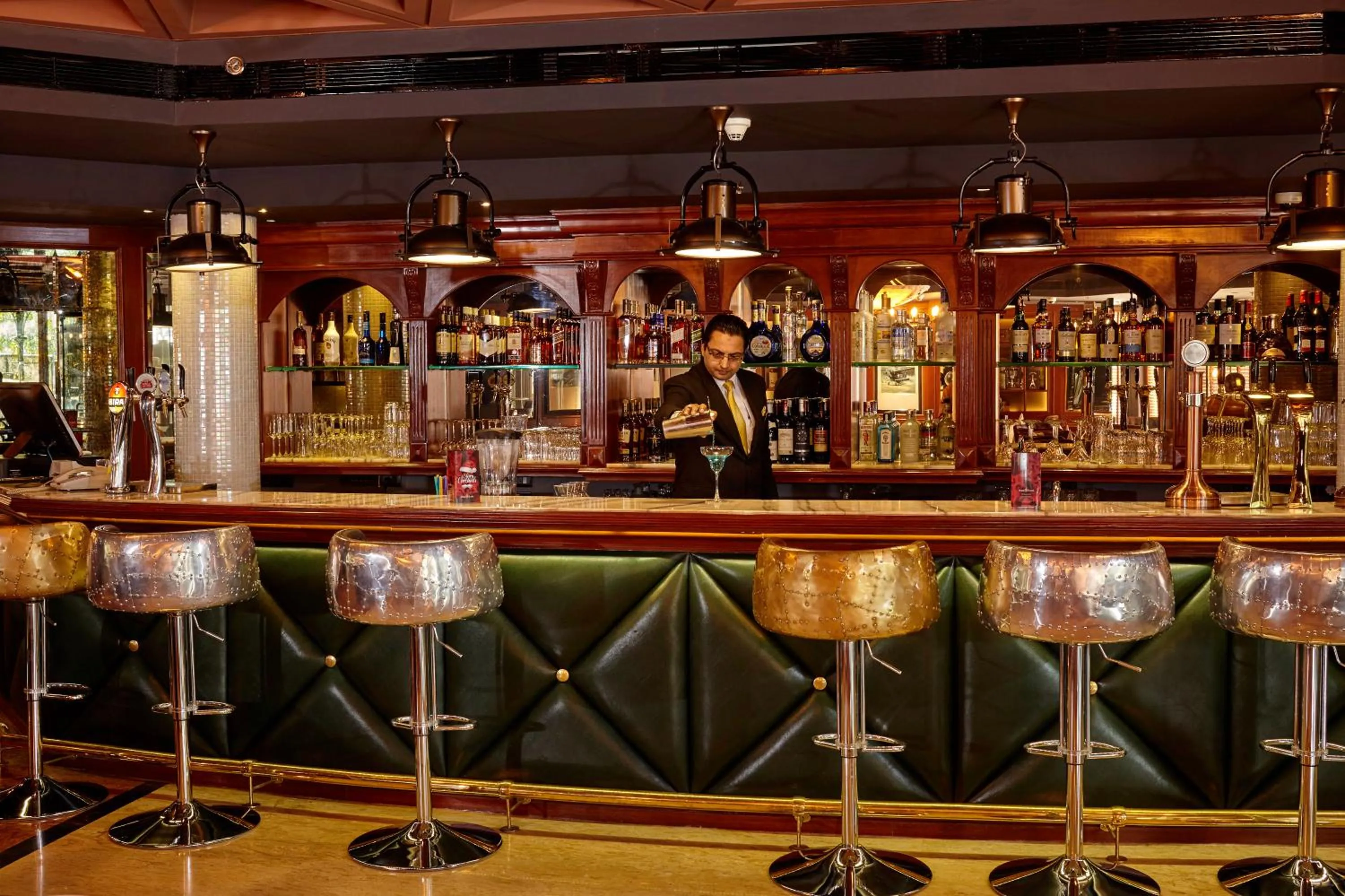 Restaurant/places to eat in Hotel The Royal Plaza