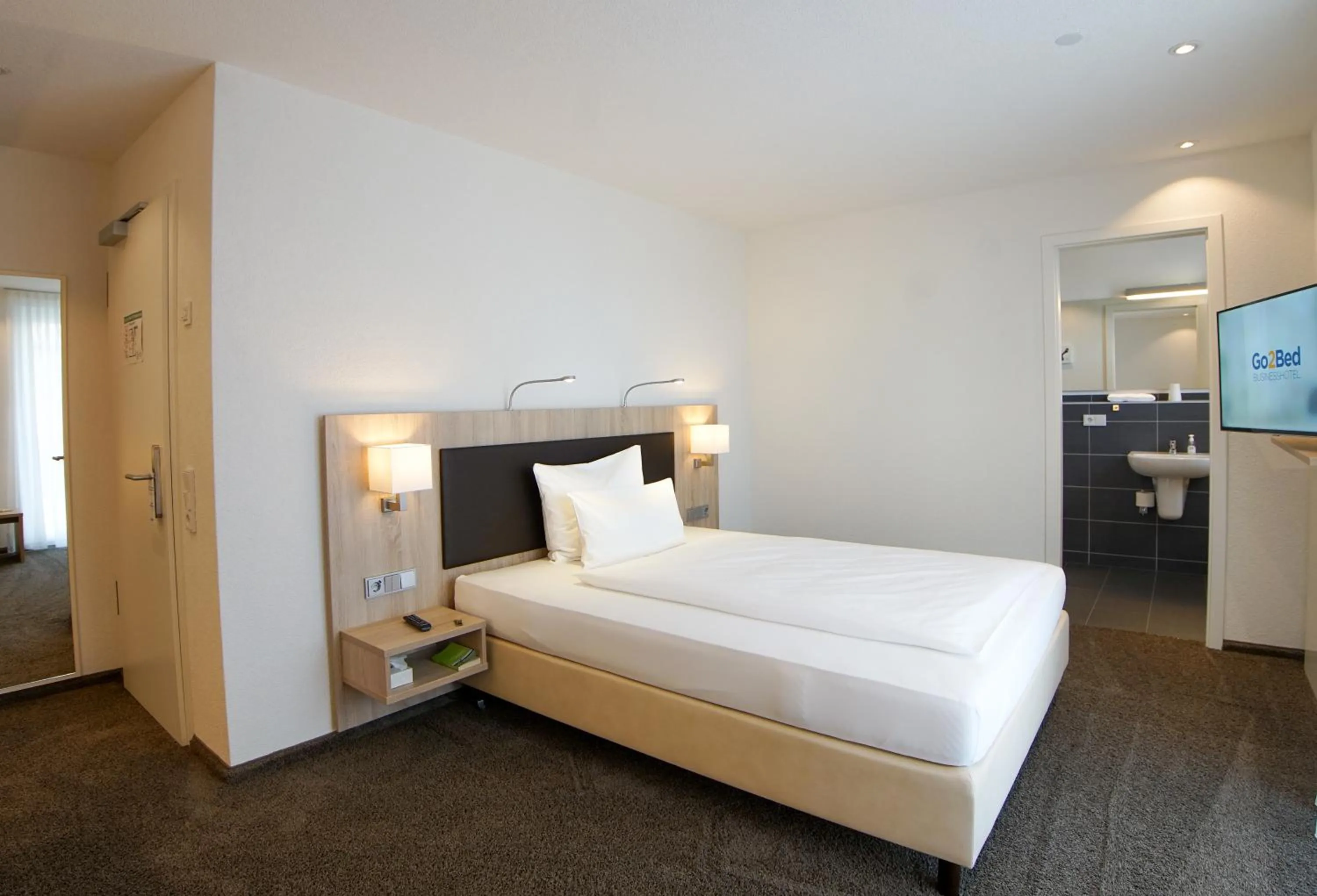 Photo of the whole room, Bed in Hotel Go2Bed Weil am Rhein - Basel