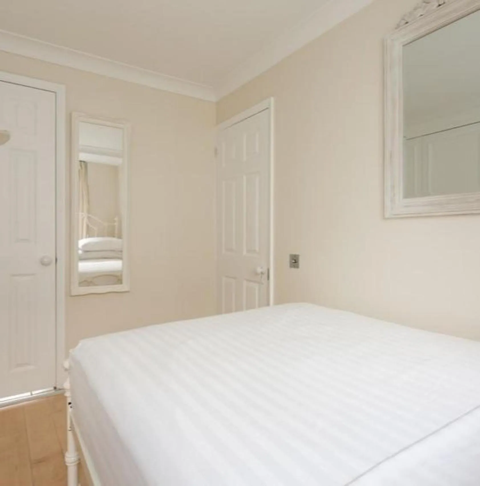 Bedroom, Bed in Central London Luxury 3BR Flat Elegant Duplex Gem