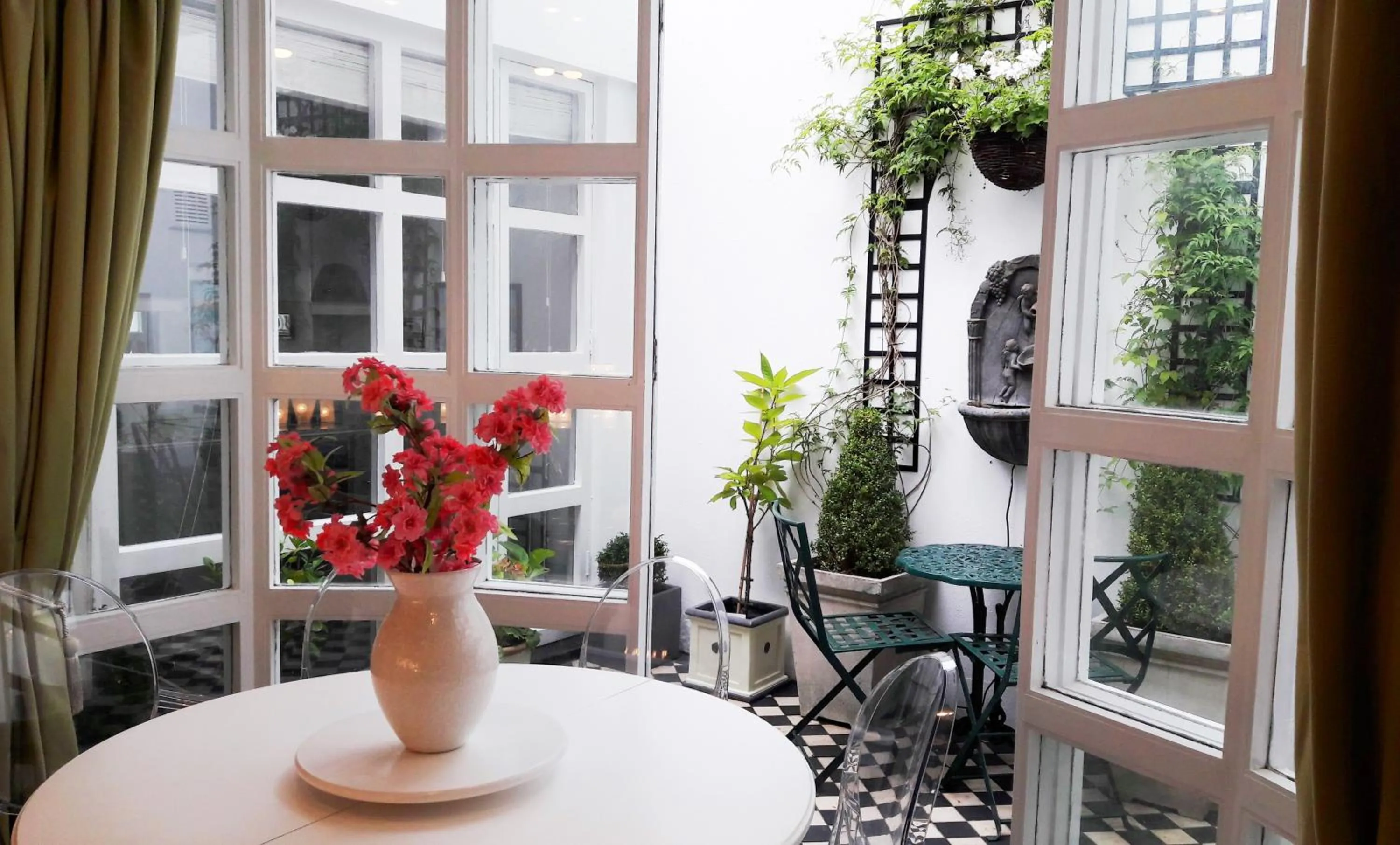 Patio in Central London Luxury 3BR Flat Elegant Duplex Gem