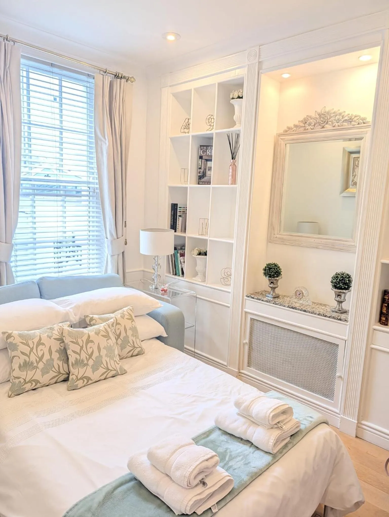 Bed in Central London Luxury 3BR Flat Elegant Duplex Gem