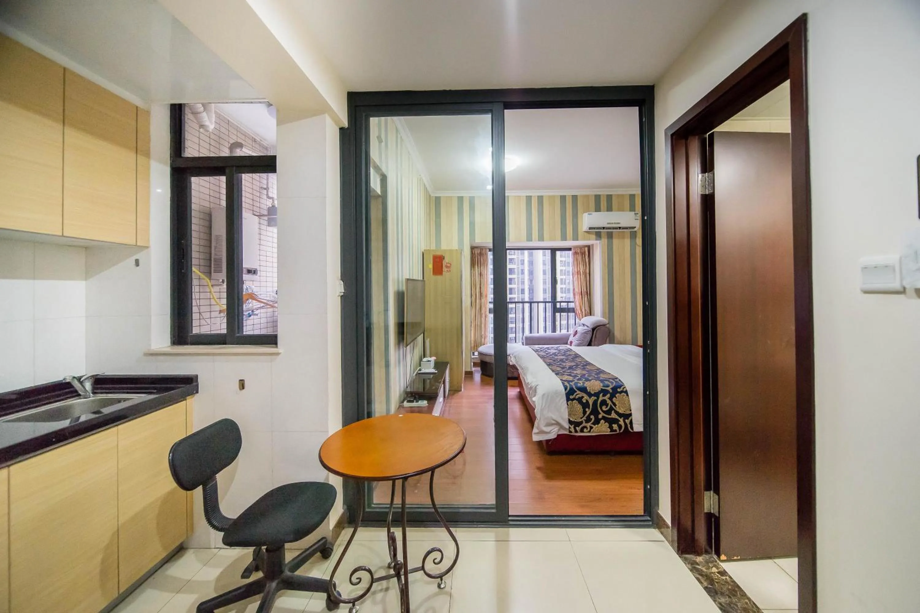 Living room, Bed in Xing Yu Legend Service Apartment Canton Fair Branch