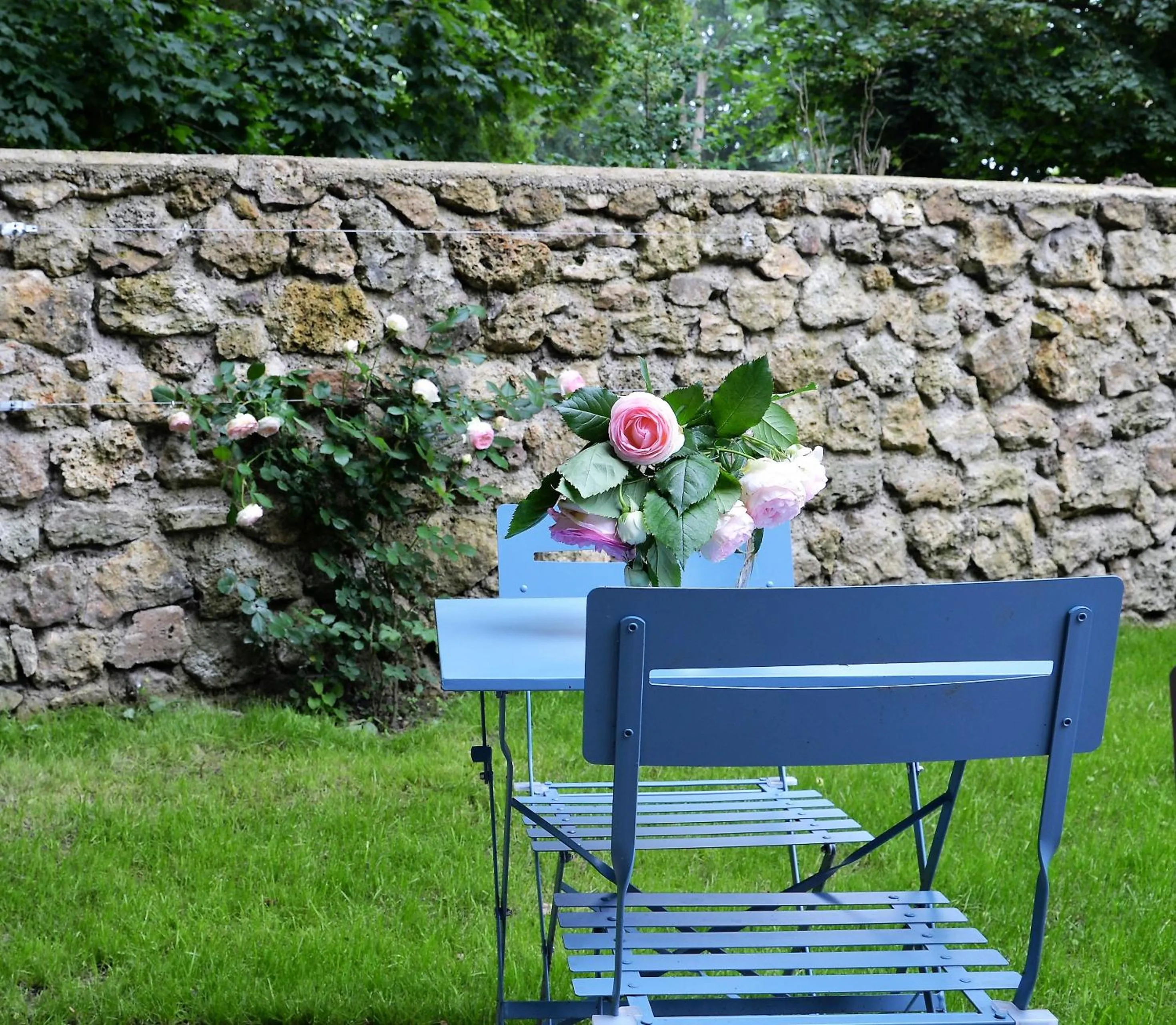 Garden in Petit loft de charme proche VERSAILLES SACLAY 30 mn PARIS jardin terrasse parking securisé