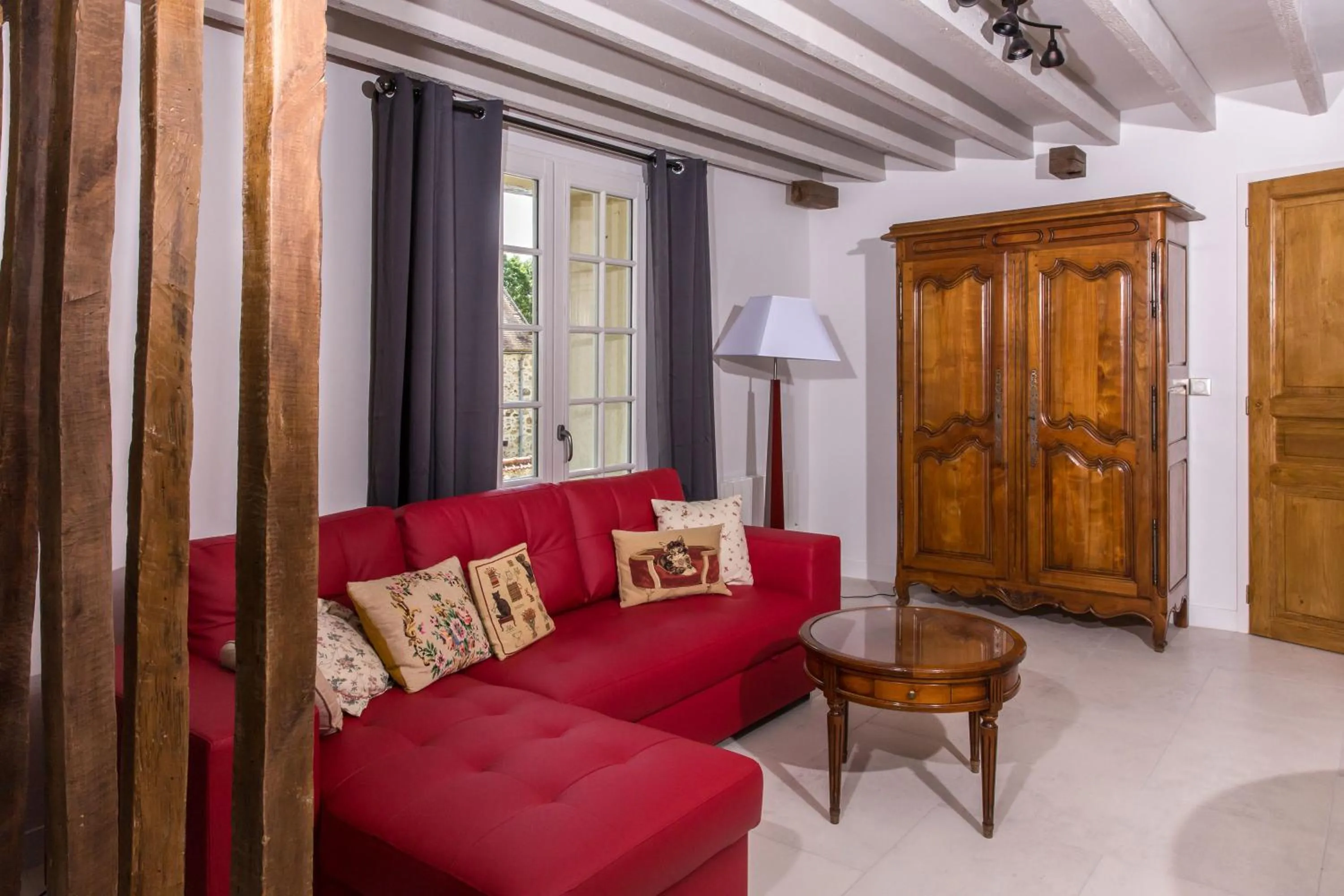 Seating area in Petit loft de charme proche VERSAILLES SACLAY 30 mn PARIS jardin terrasse parking securisé