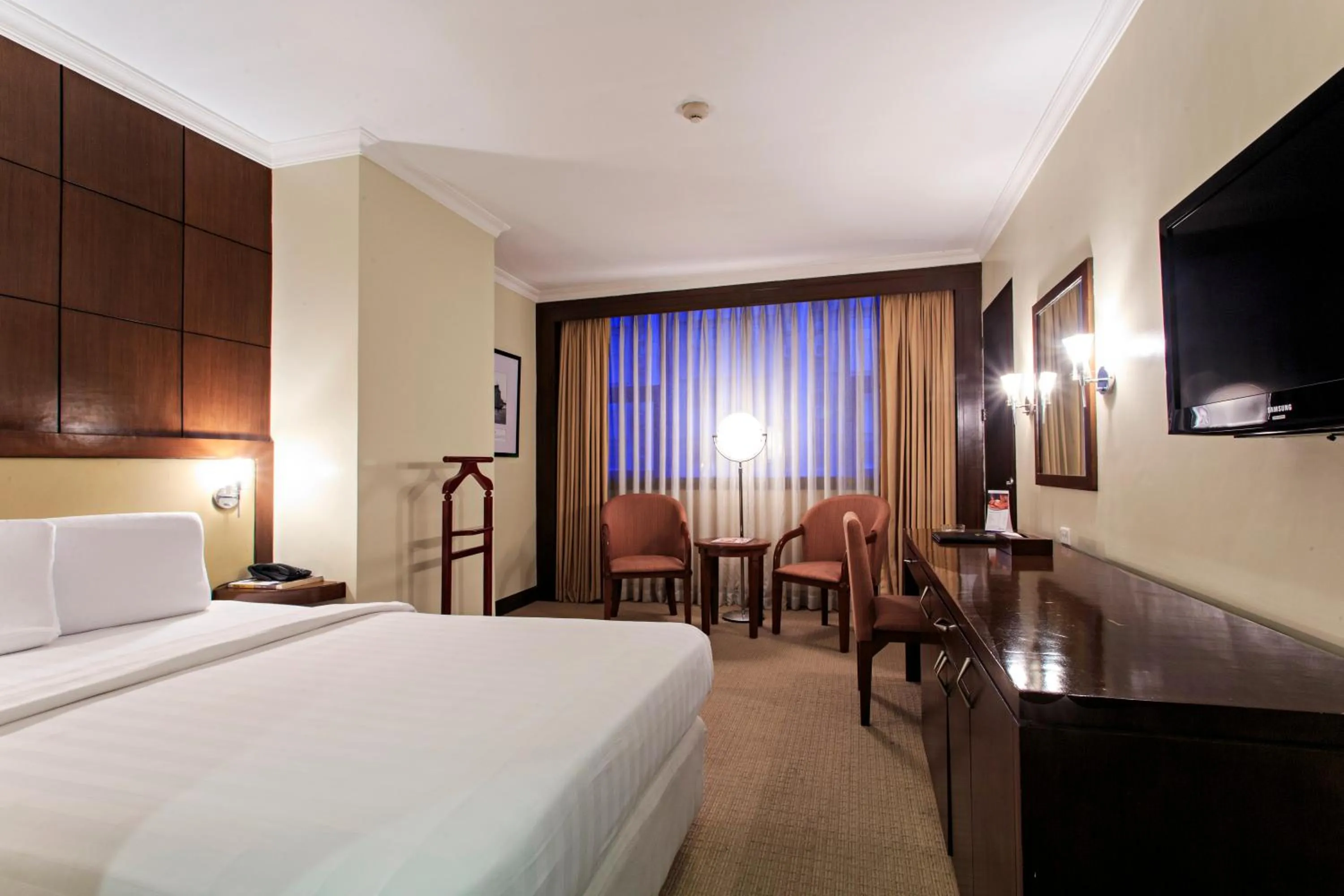 Photo of the whole room, Bed in Cebu Parklane International Hotel