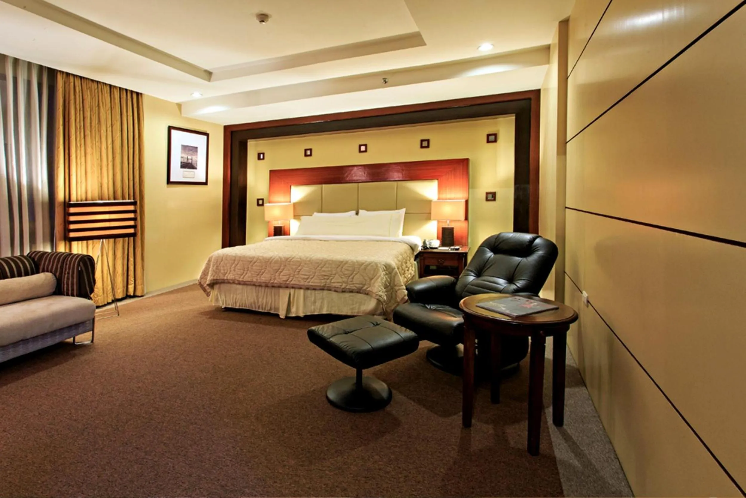 Bedroom, Bed in Cebu Parklane International Hotel