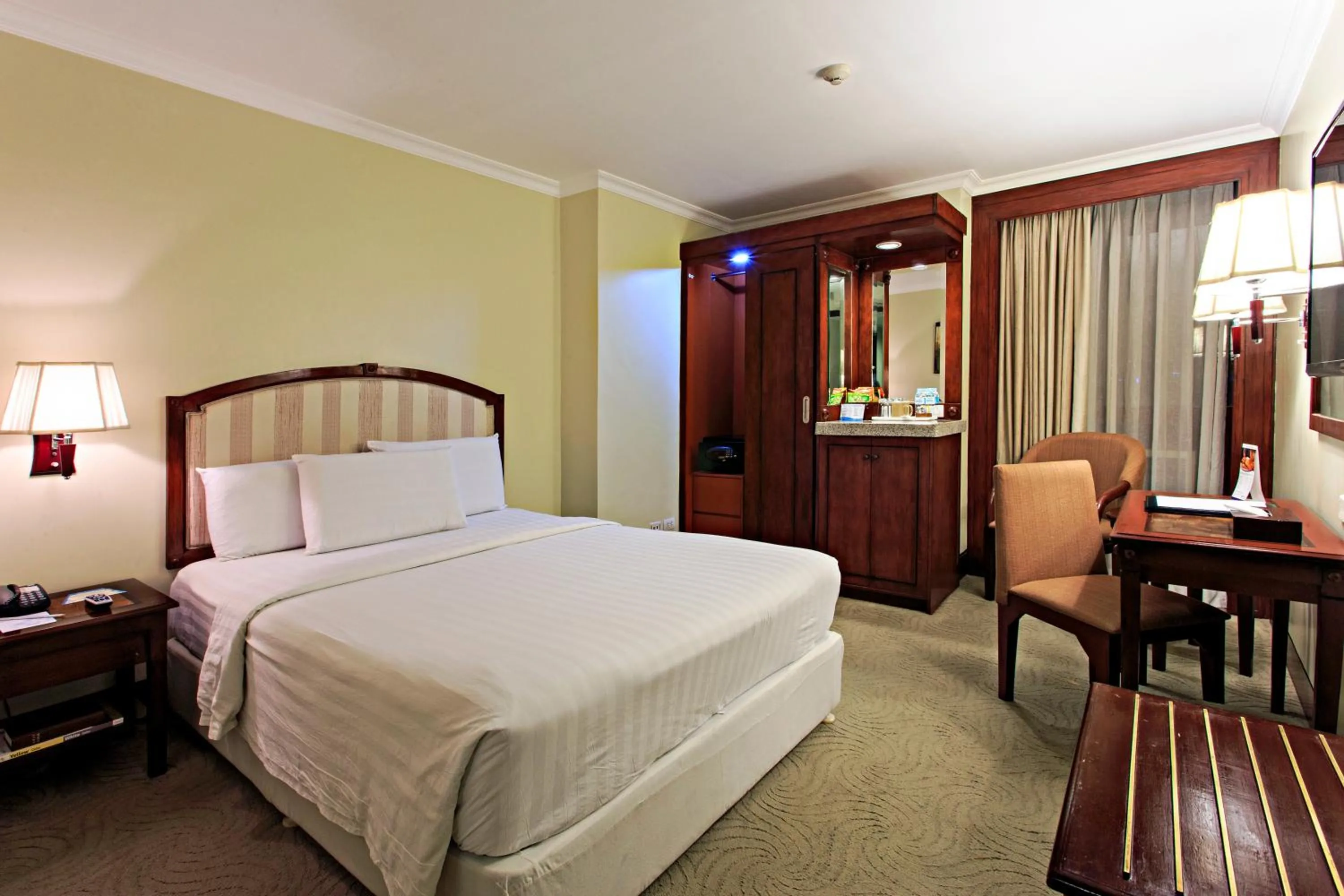 Photo of the whole room, Bed in Cebu Parklane International Hotel