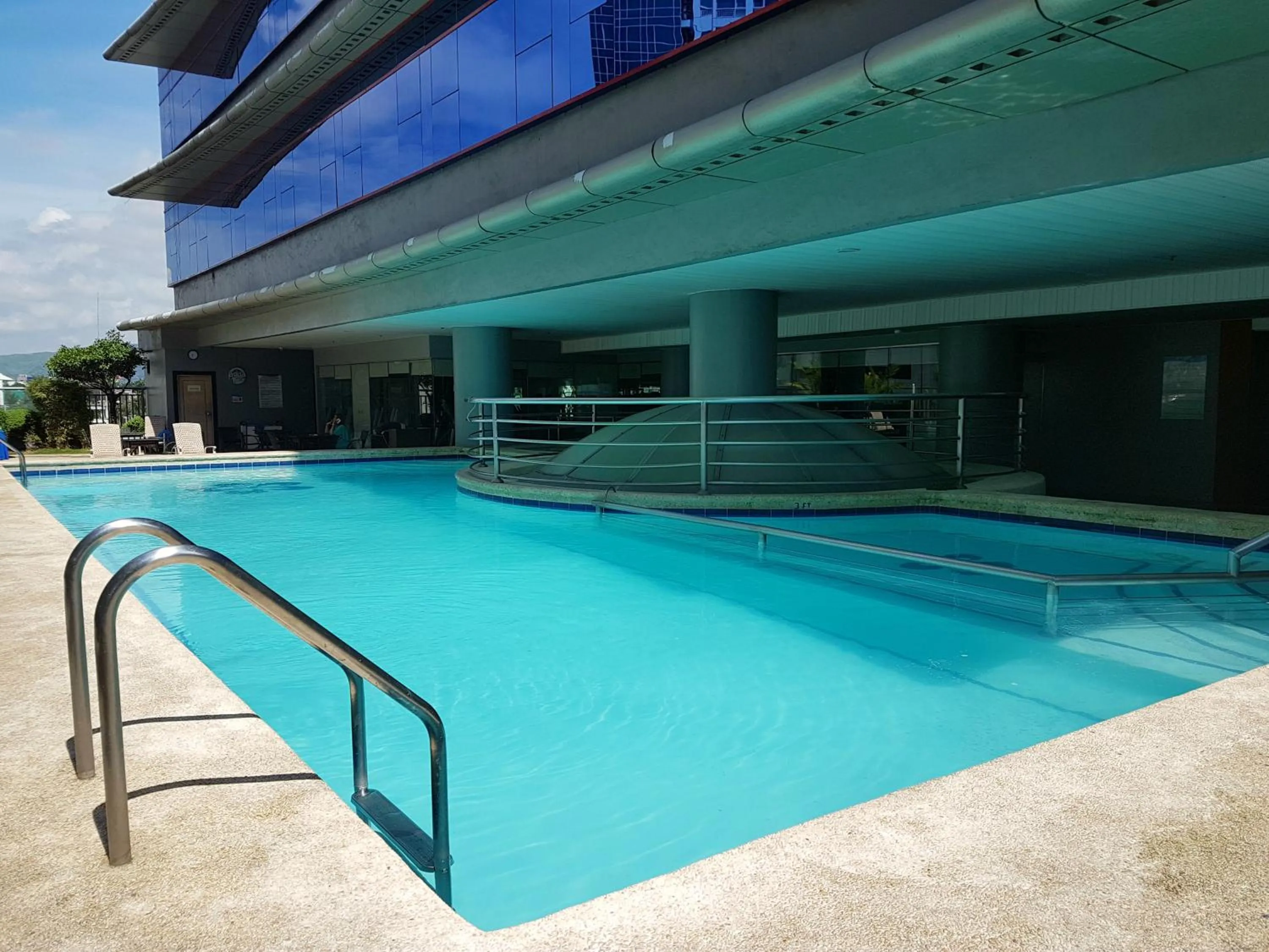 Swimming pool in Cebu Parklane International Hotel