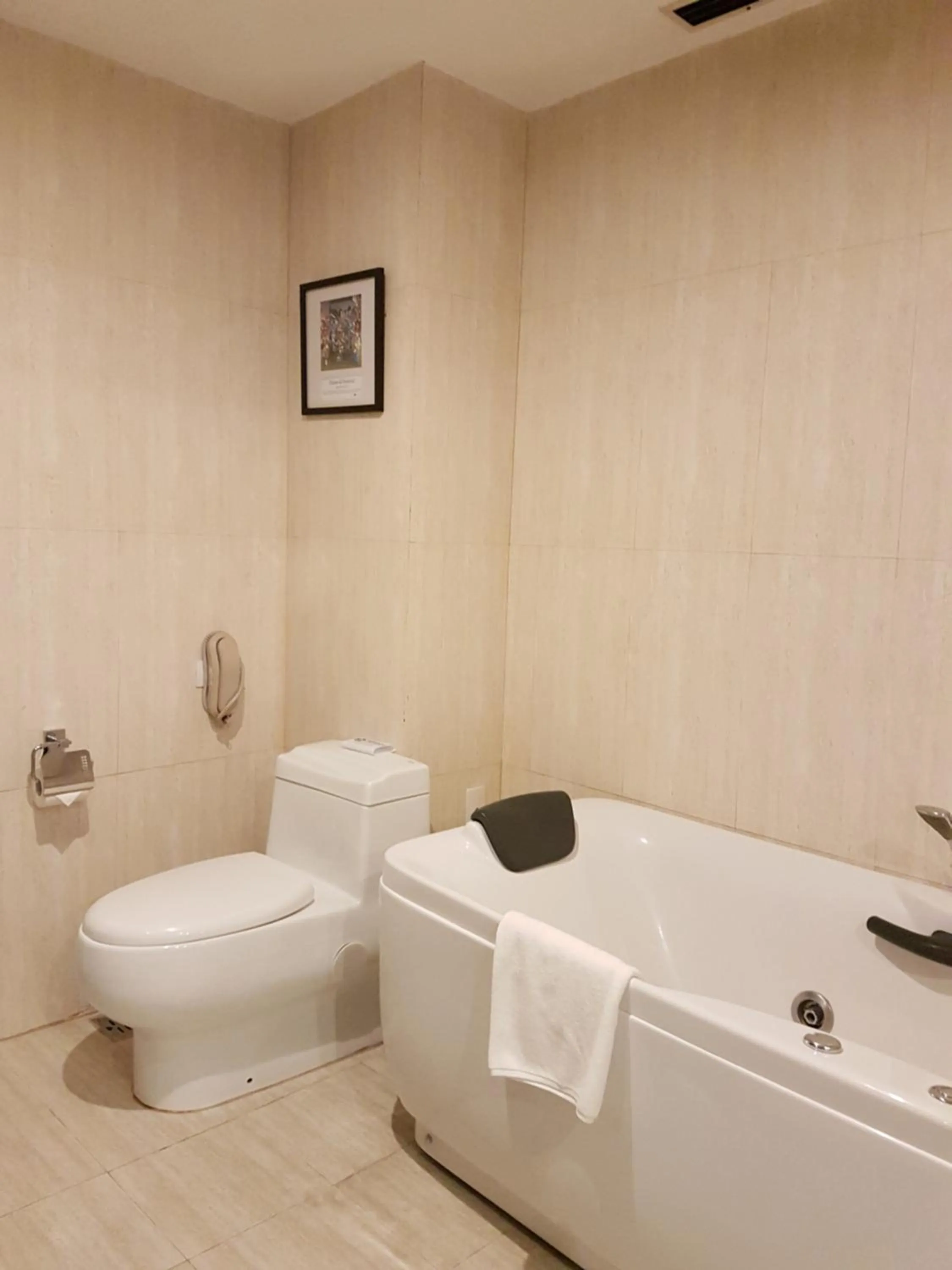 Bathroom in Cebu Parklane International Hotel