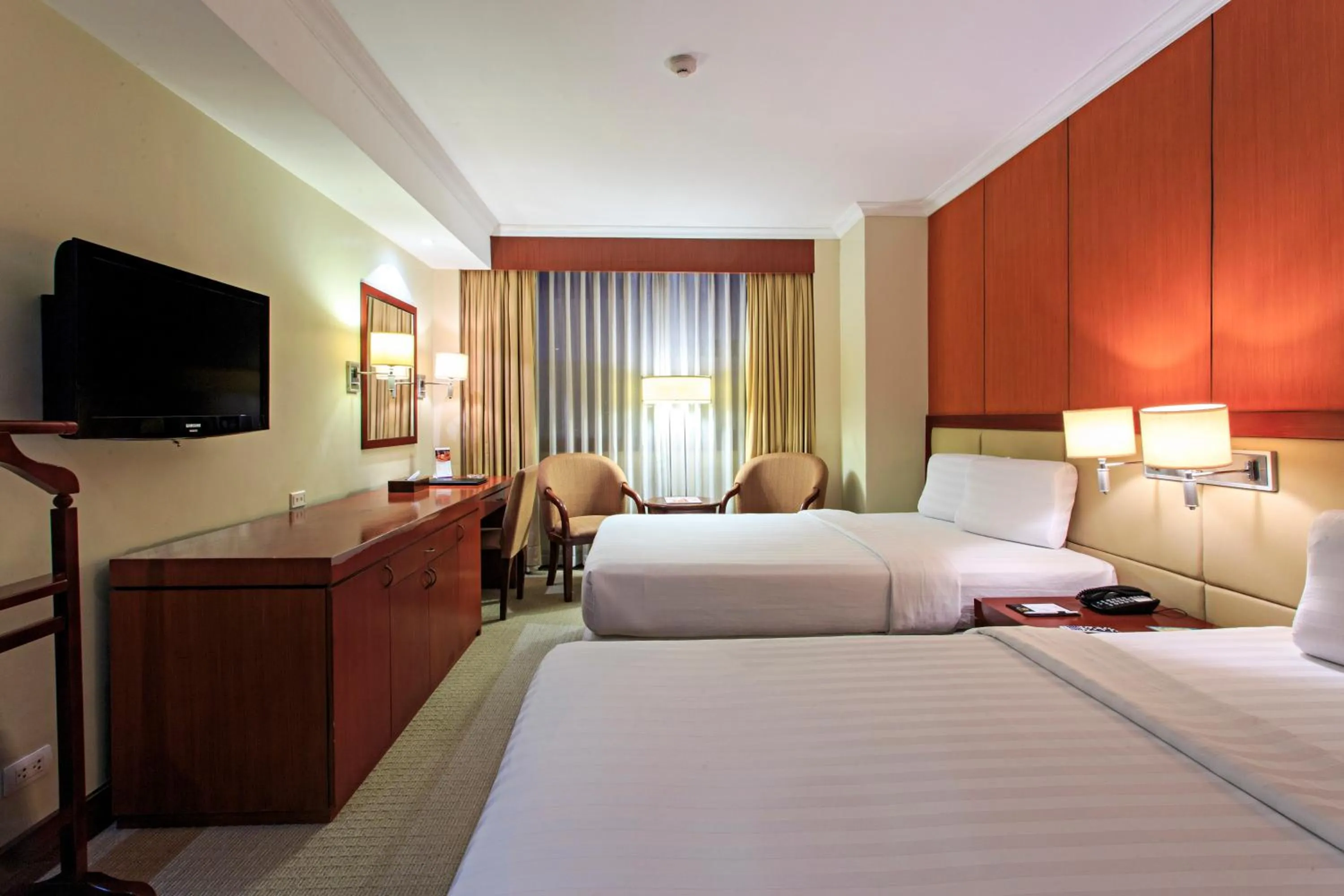 Photo of the whole room, Bed in Cebu Parklane International Hotel