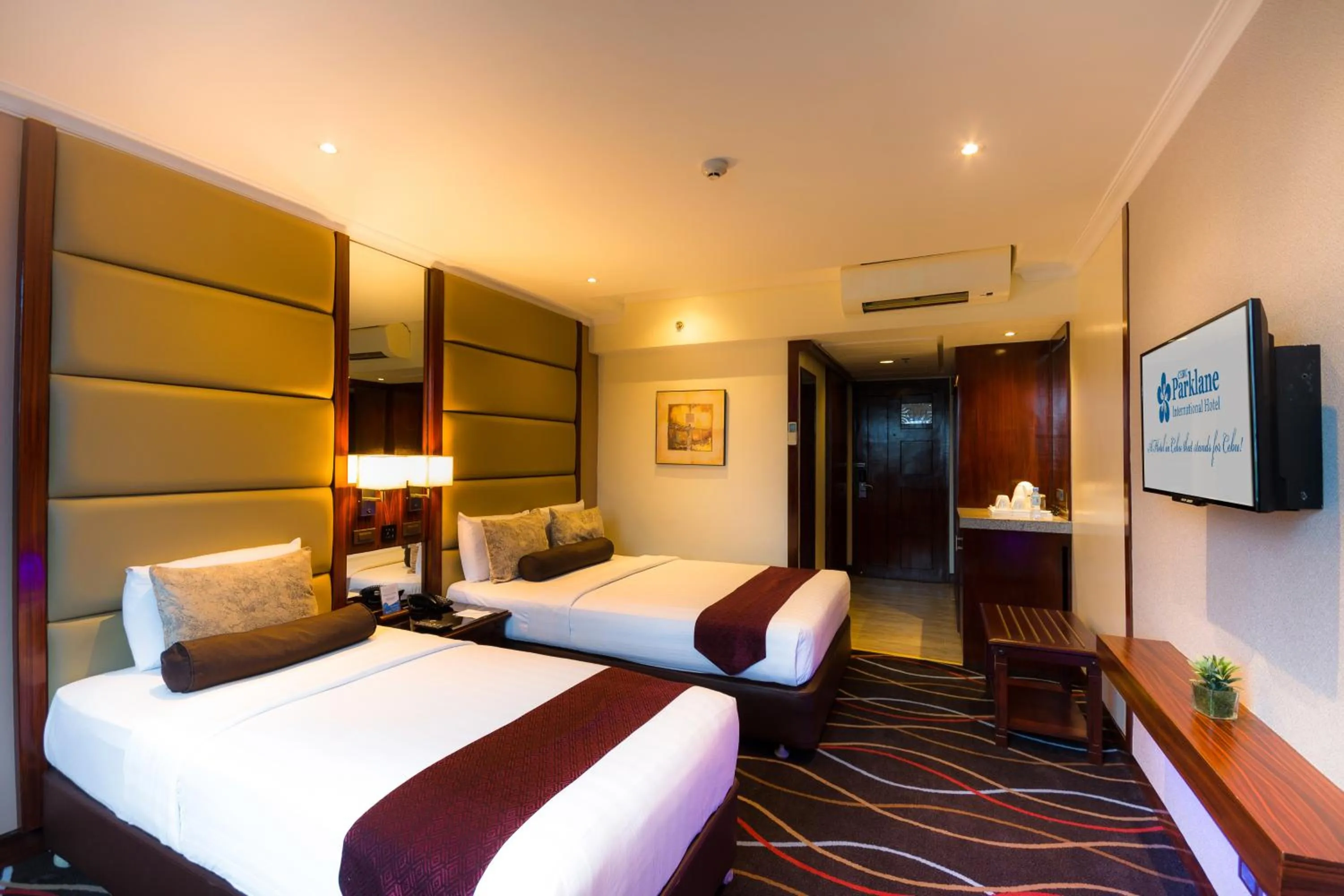 Photo of the whole room, Bed in Cebu Parklane International Hotel