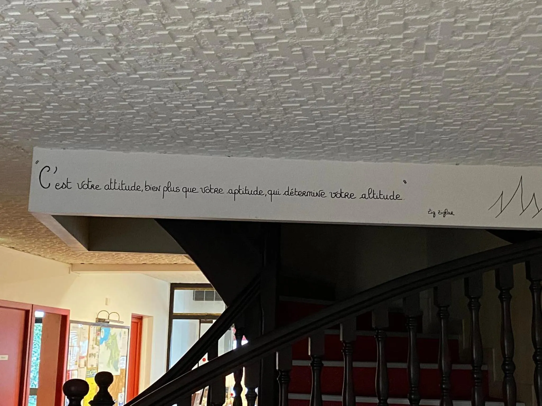 Text overlay in Hôtel Juantorena