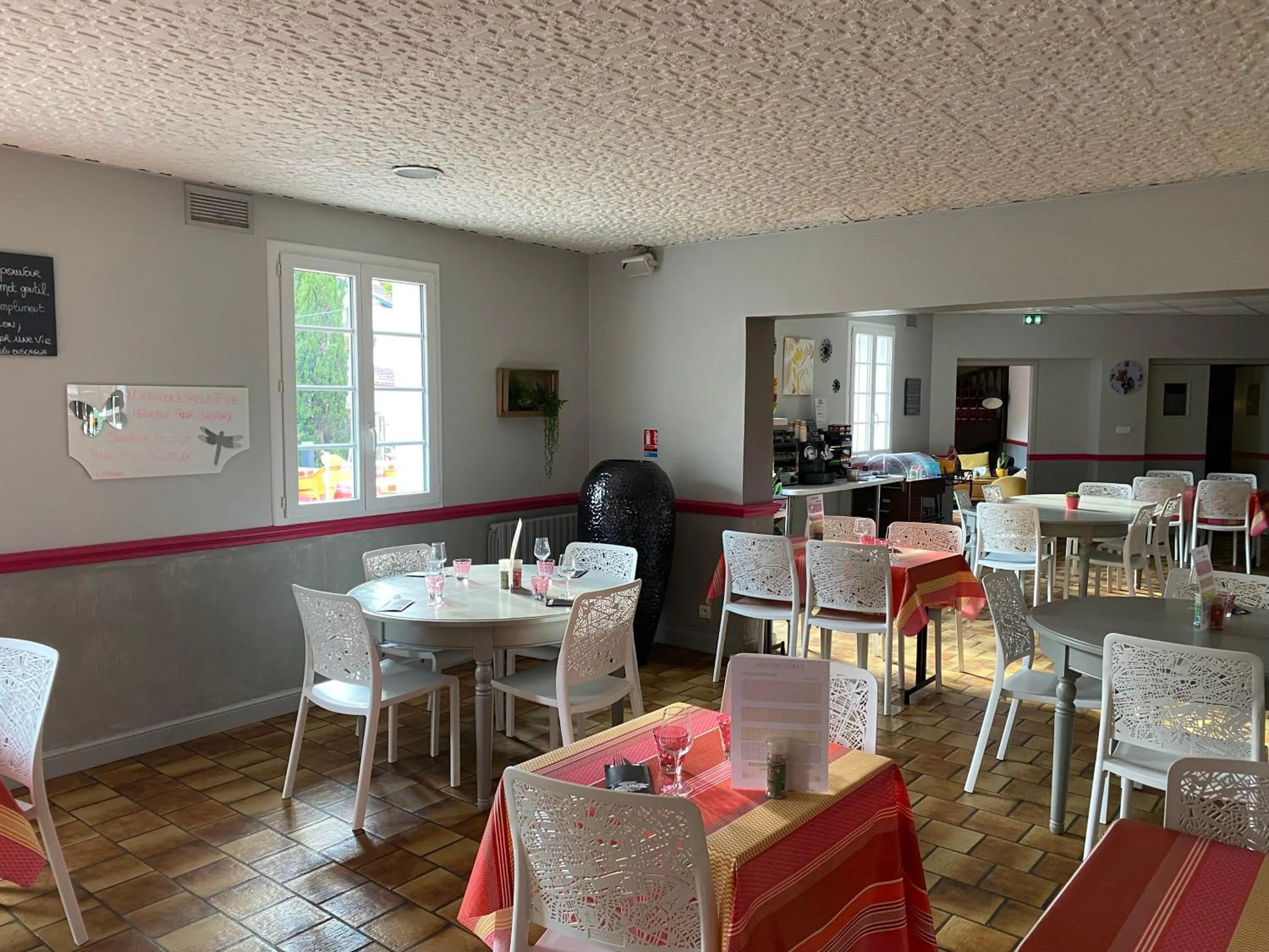 Restaurant/places to eat in Hôtel Juantorena