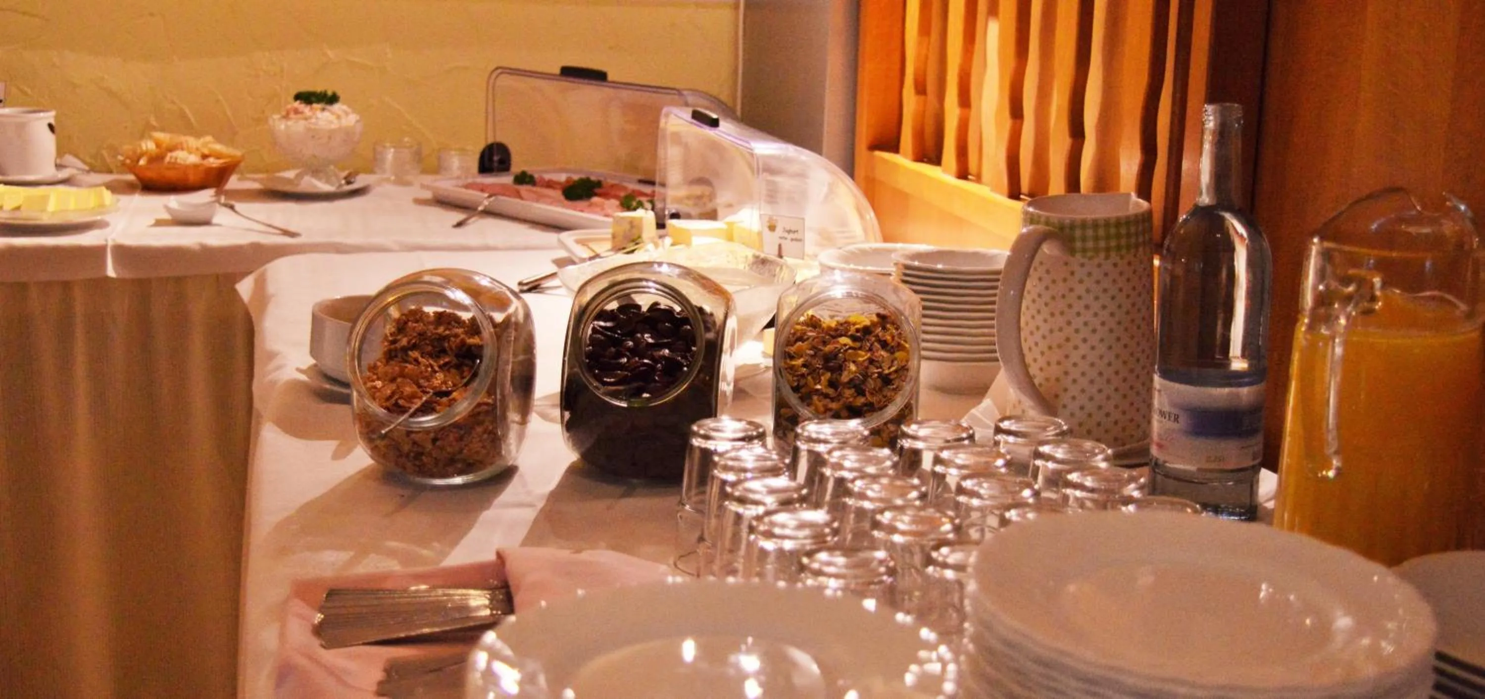 Buffet breakfast in Kastanienhof Hotel garni