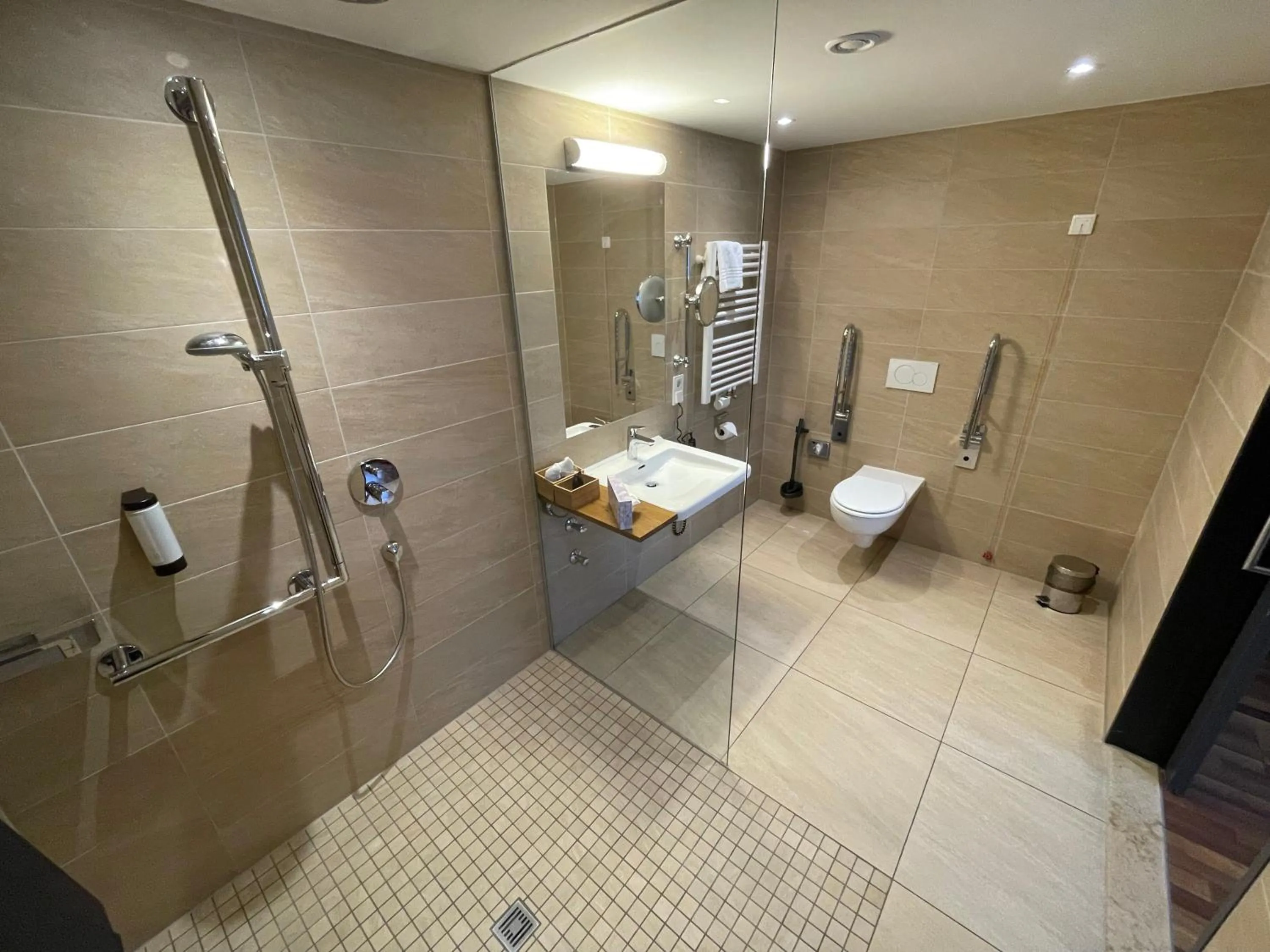 Shower in Eden Hotel Früh am Dom