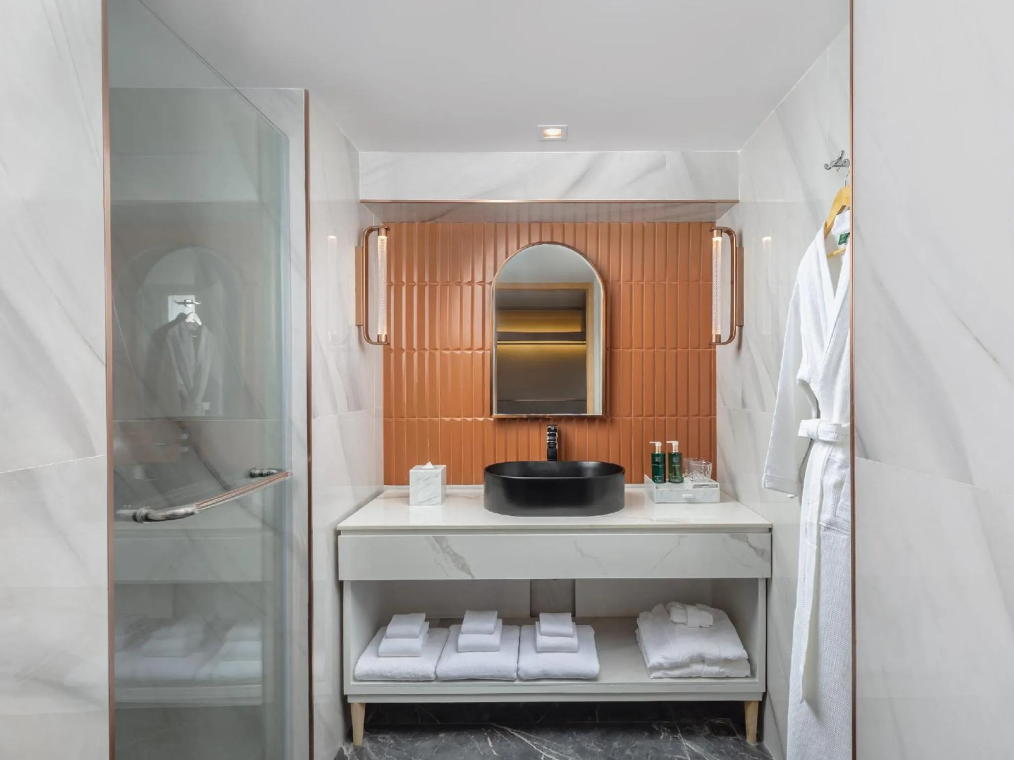 Shower, Bed in Pipa Hotel Bangkok Sukhumvit 11