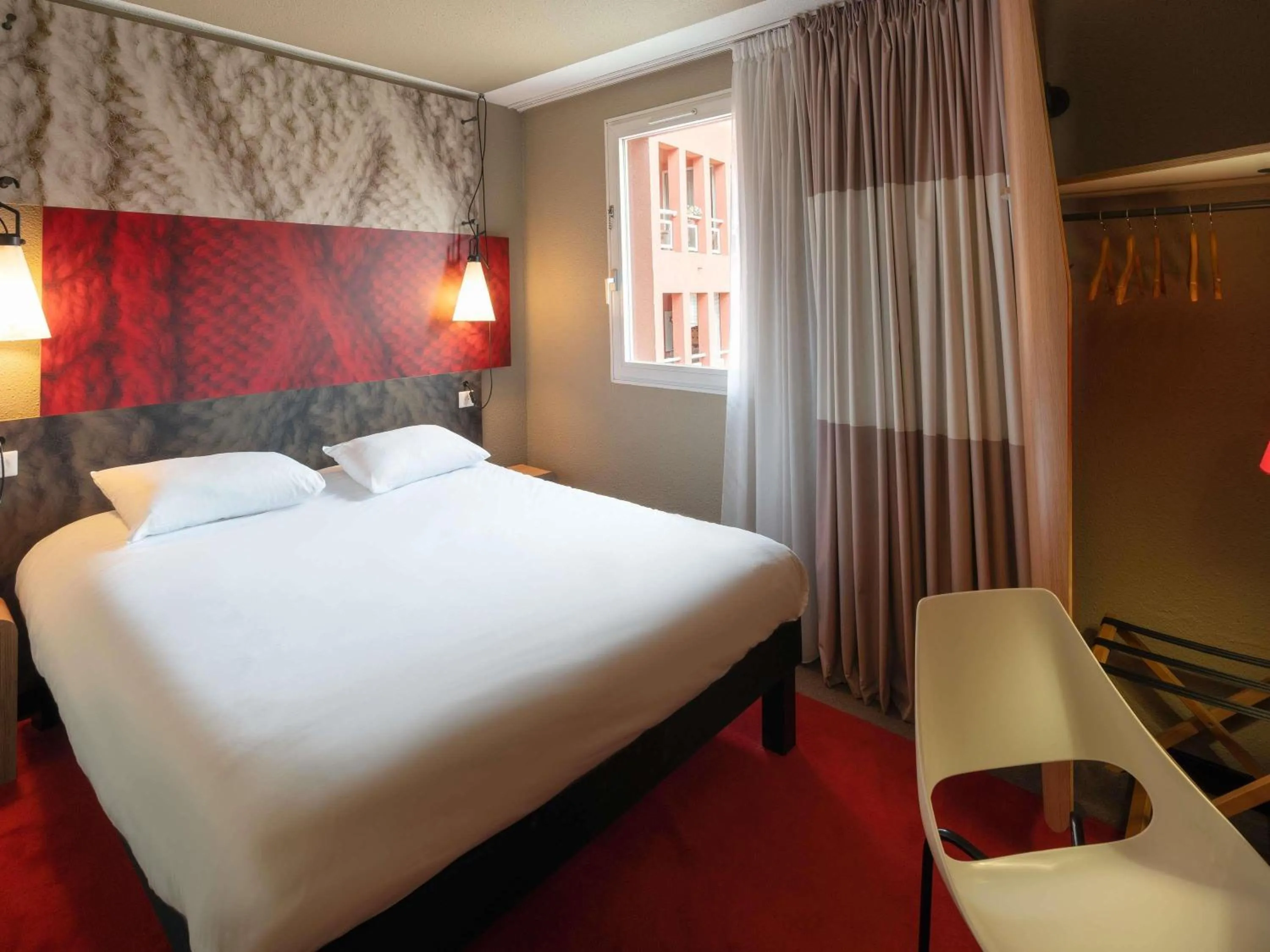 Bedroom, Bed in ibis Epernay Centre Ville