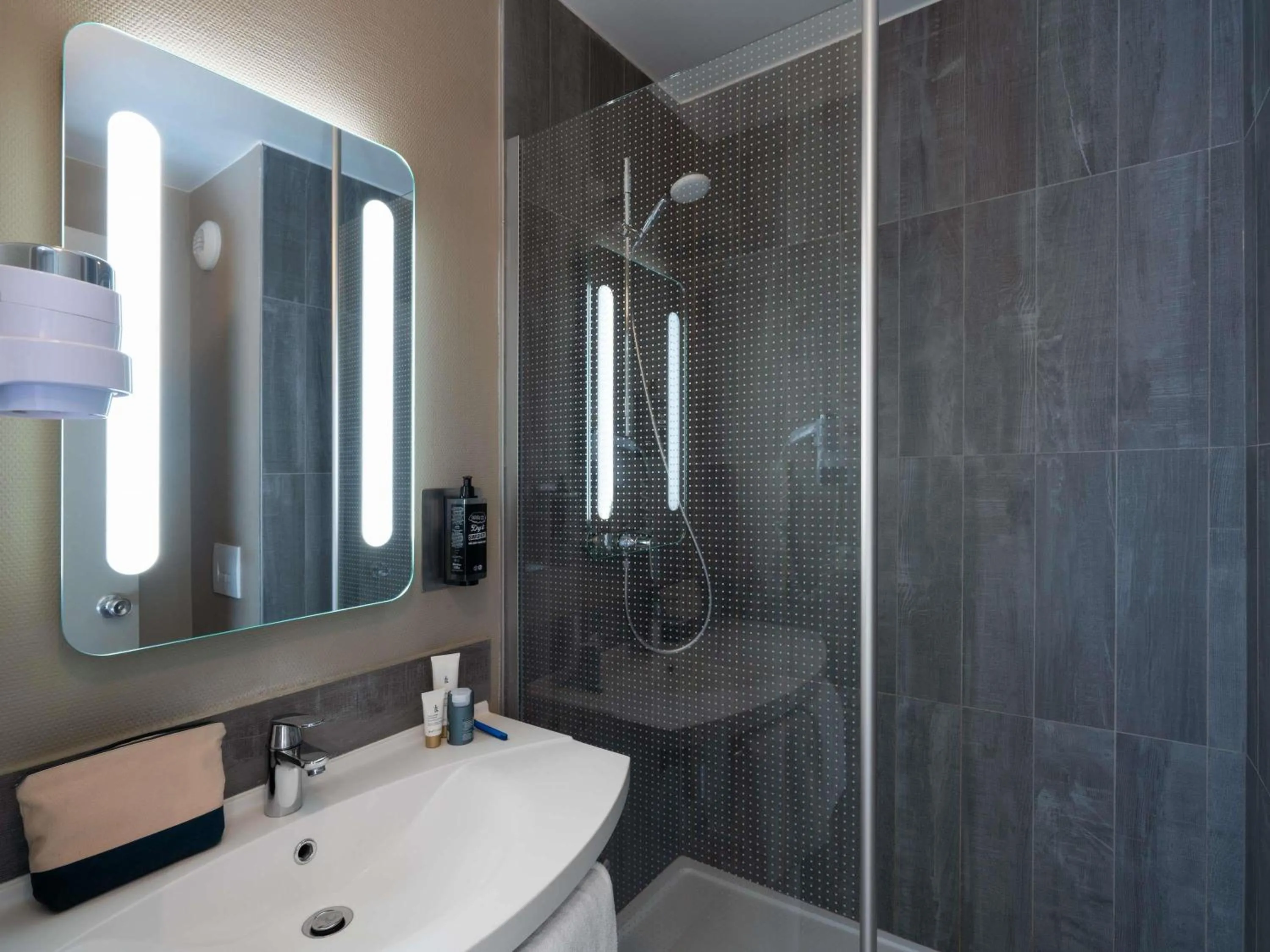 Bedroom in ibis Epernay Centre Ville