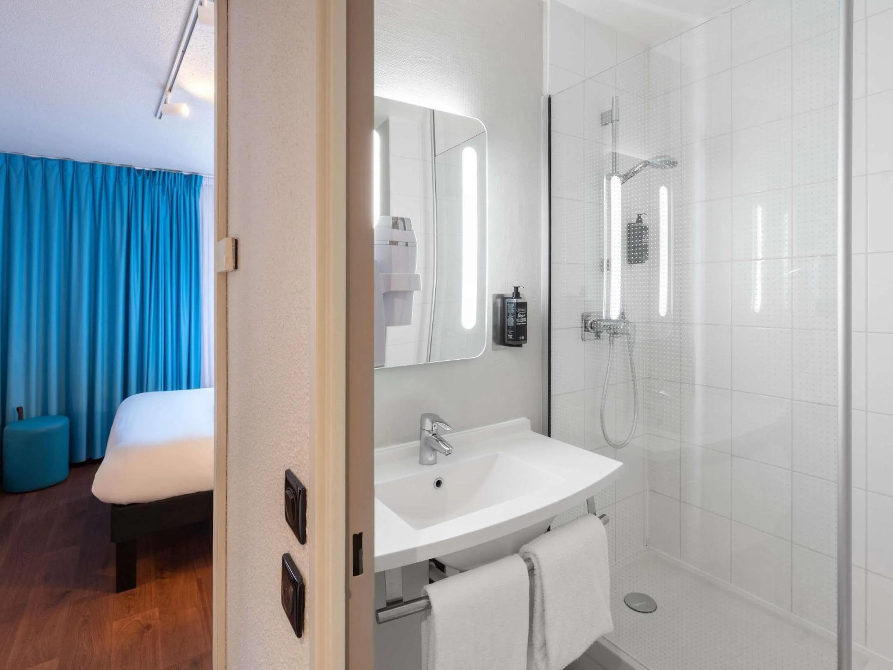 Bedroom, Bed in ibis Epernay Centre Ville