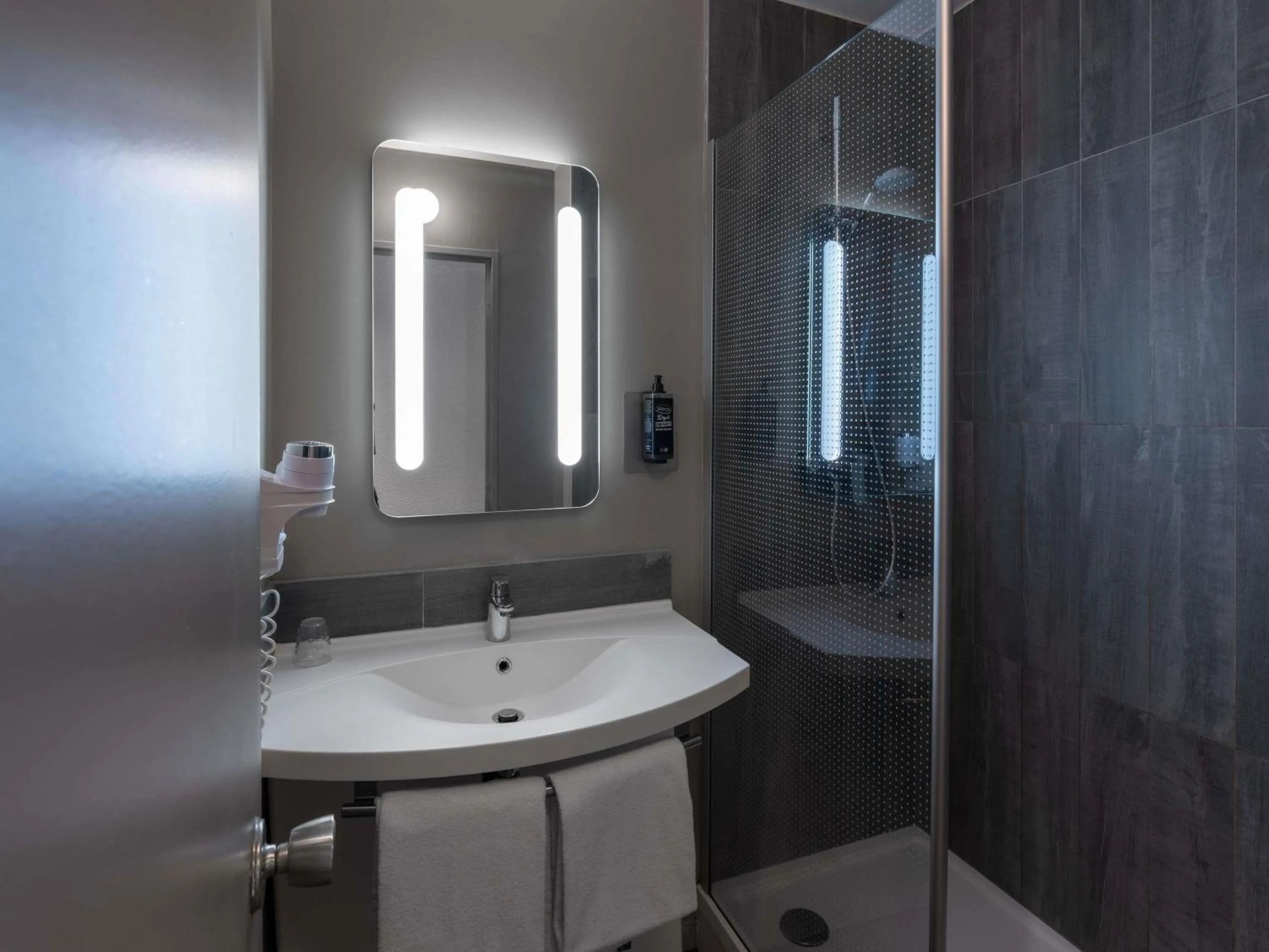 Bedroom in ibis Epernay Centre Ville