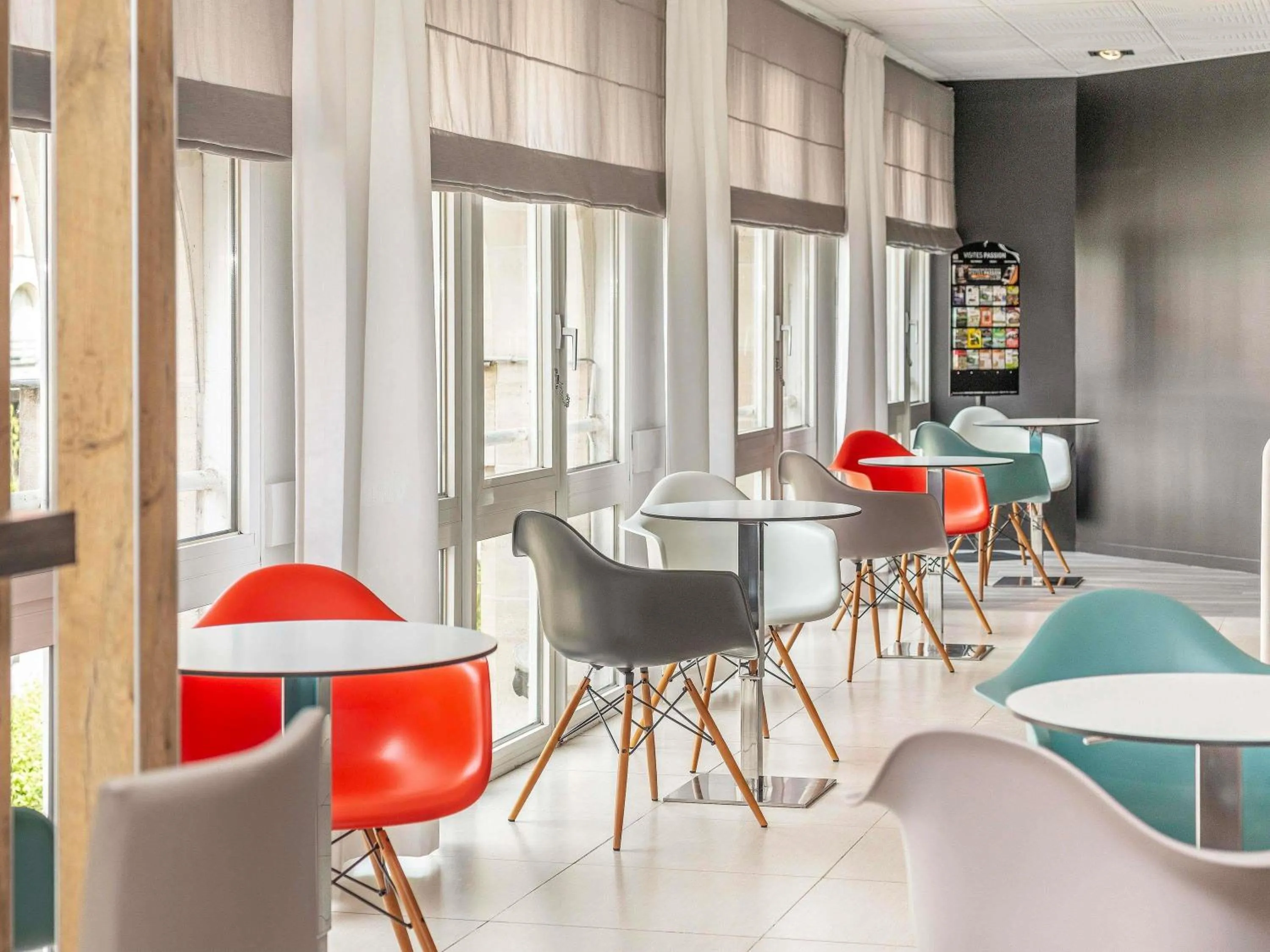 Lounge or bar in ibis Epernay Centre Ville