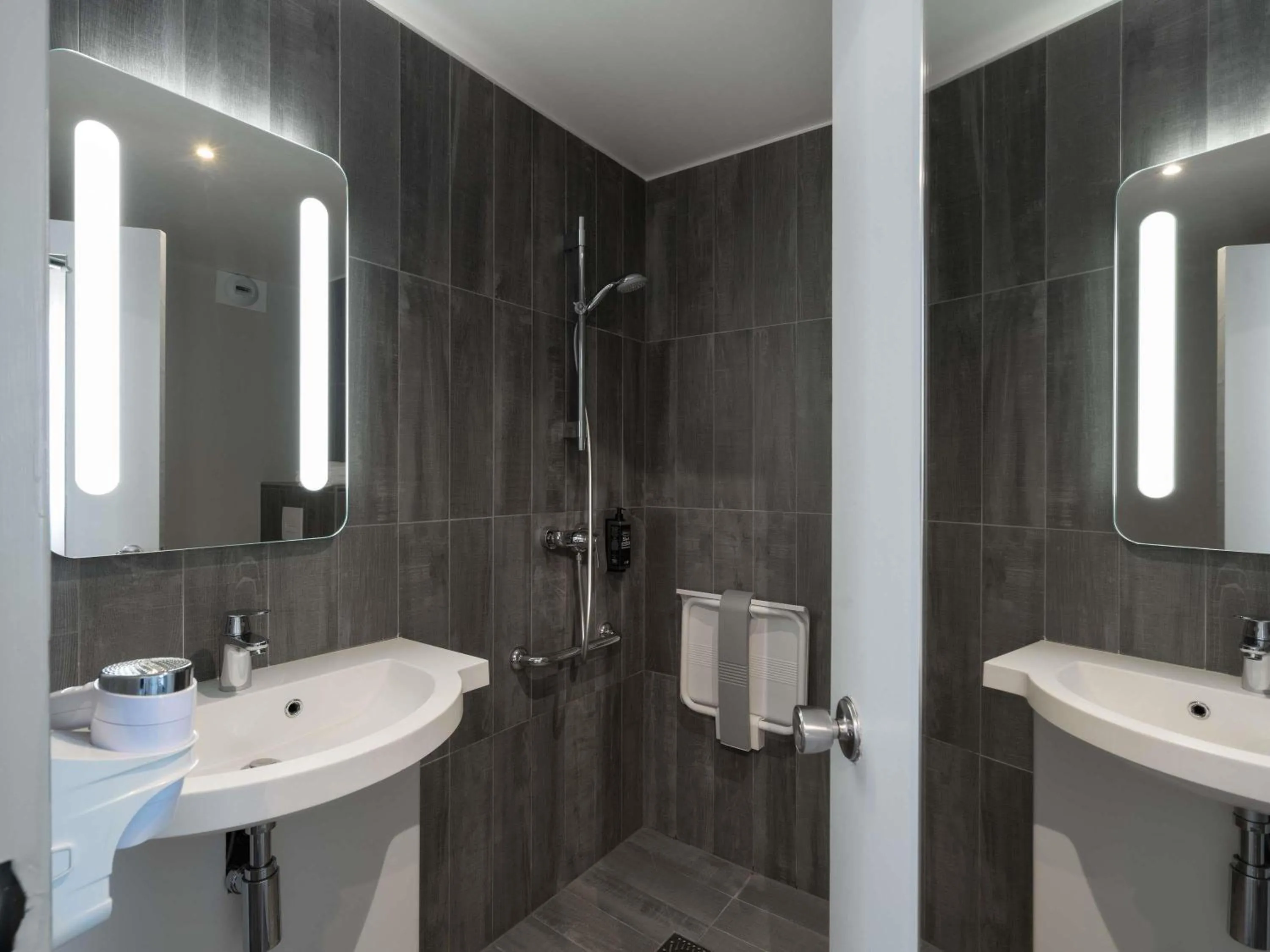 Bedroom in ibis Epernay Centre Ville