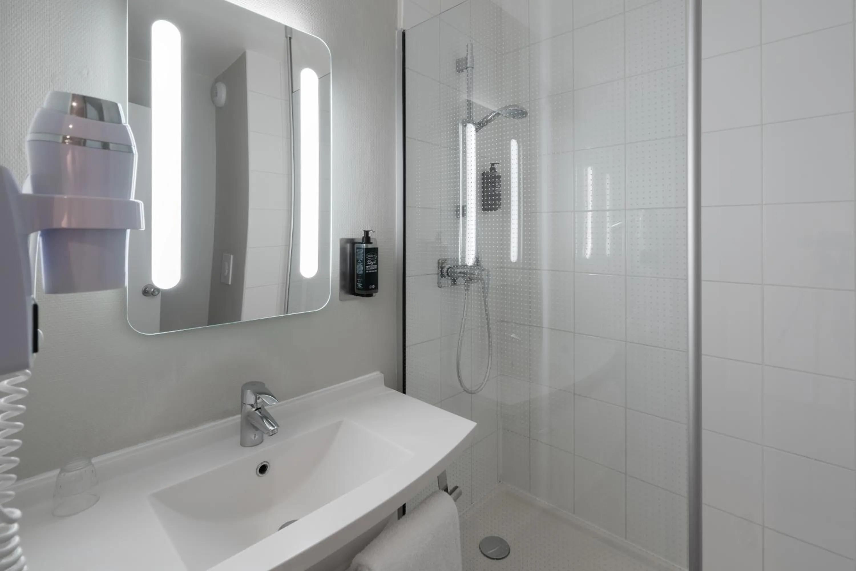 Bathroom in ibis Epernay Centre Ville