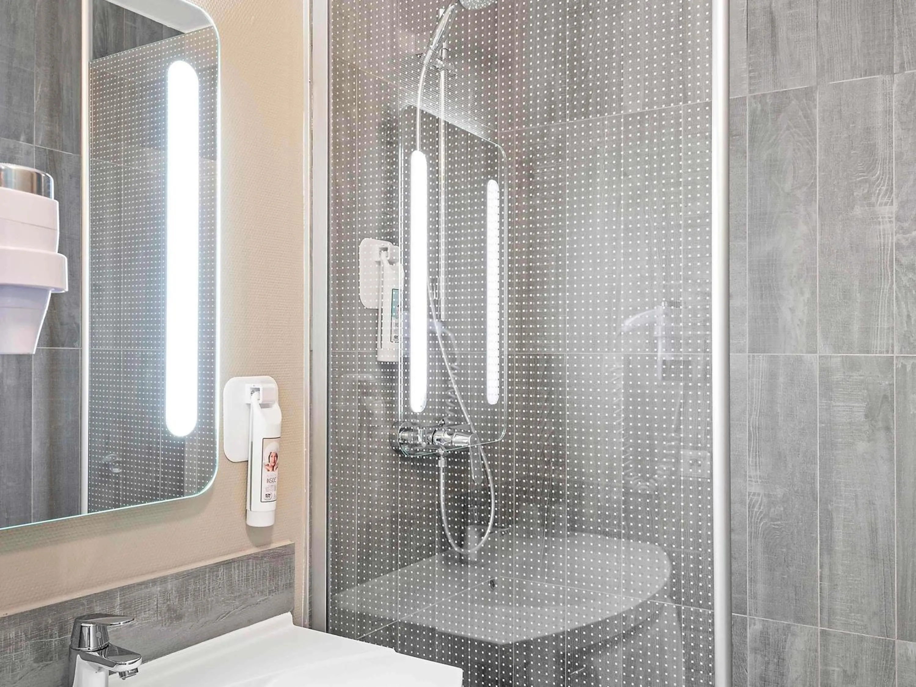 Bedroom in ibis Epernay Centre Ville