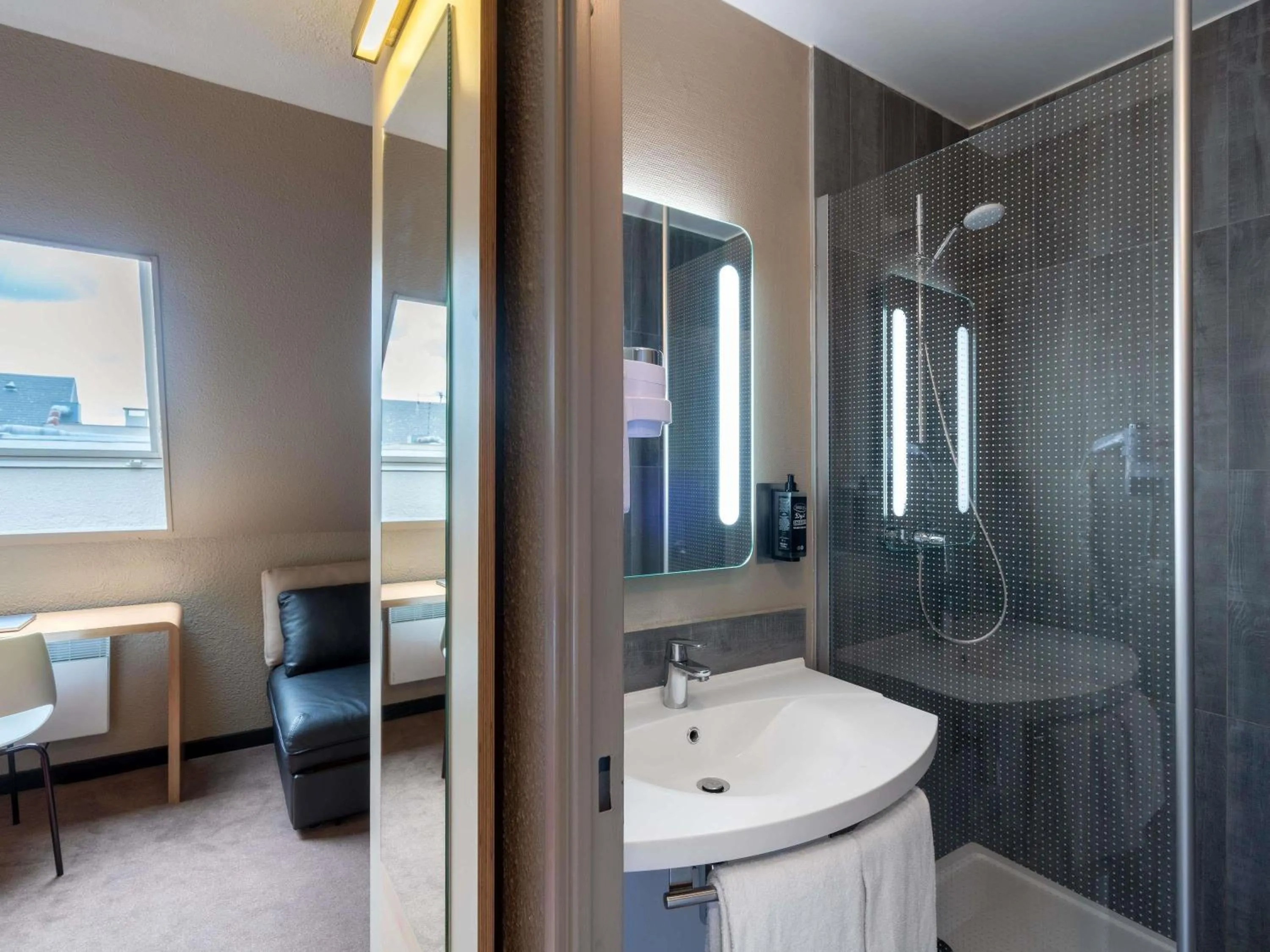 Bedroom in ibis Epernay Centre Ville