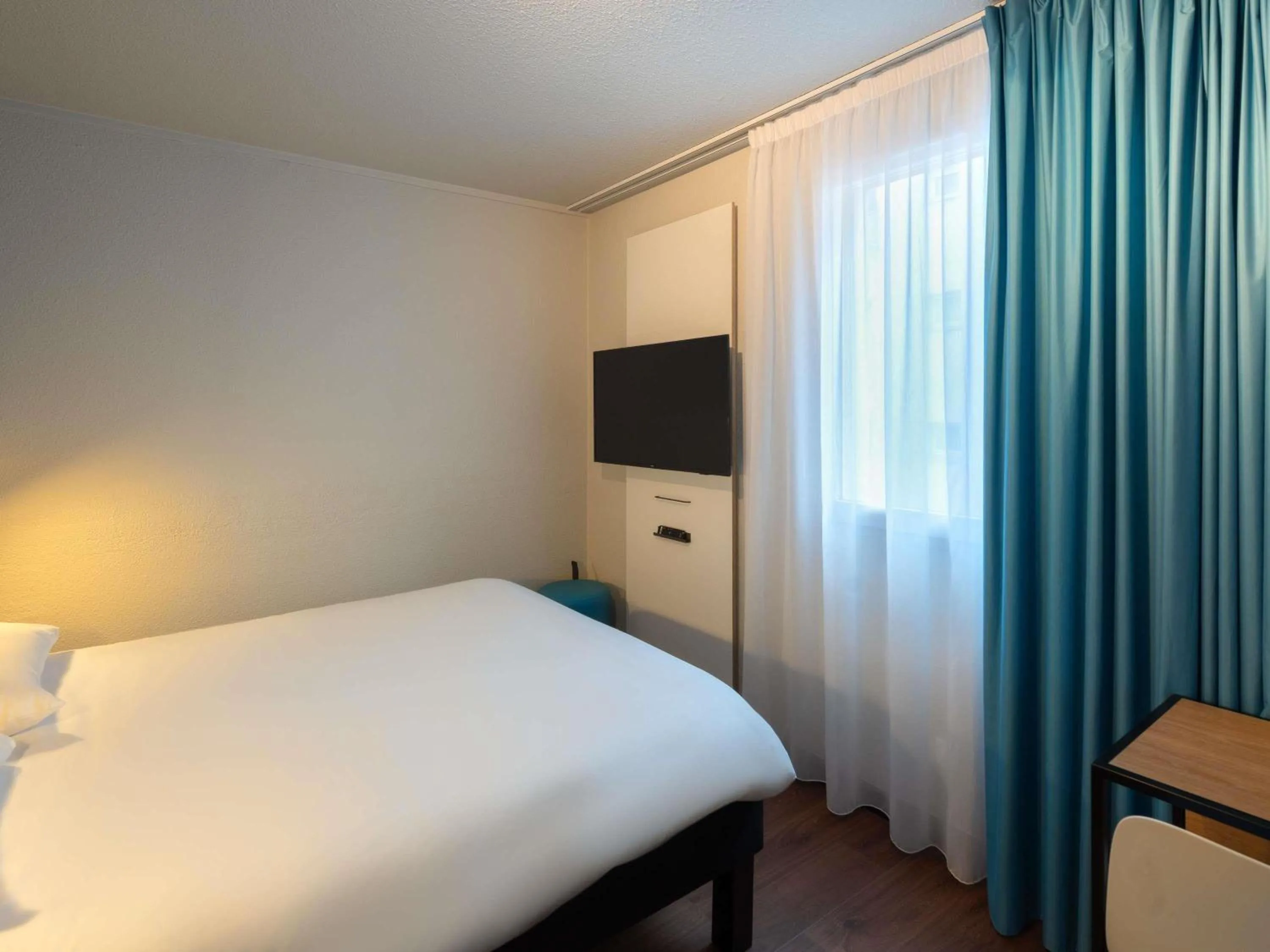 Bedroom, Bed in ibis Epernay Centre Ville