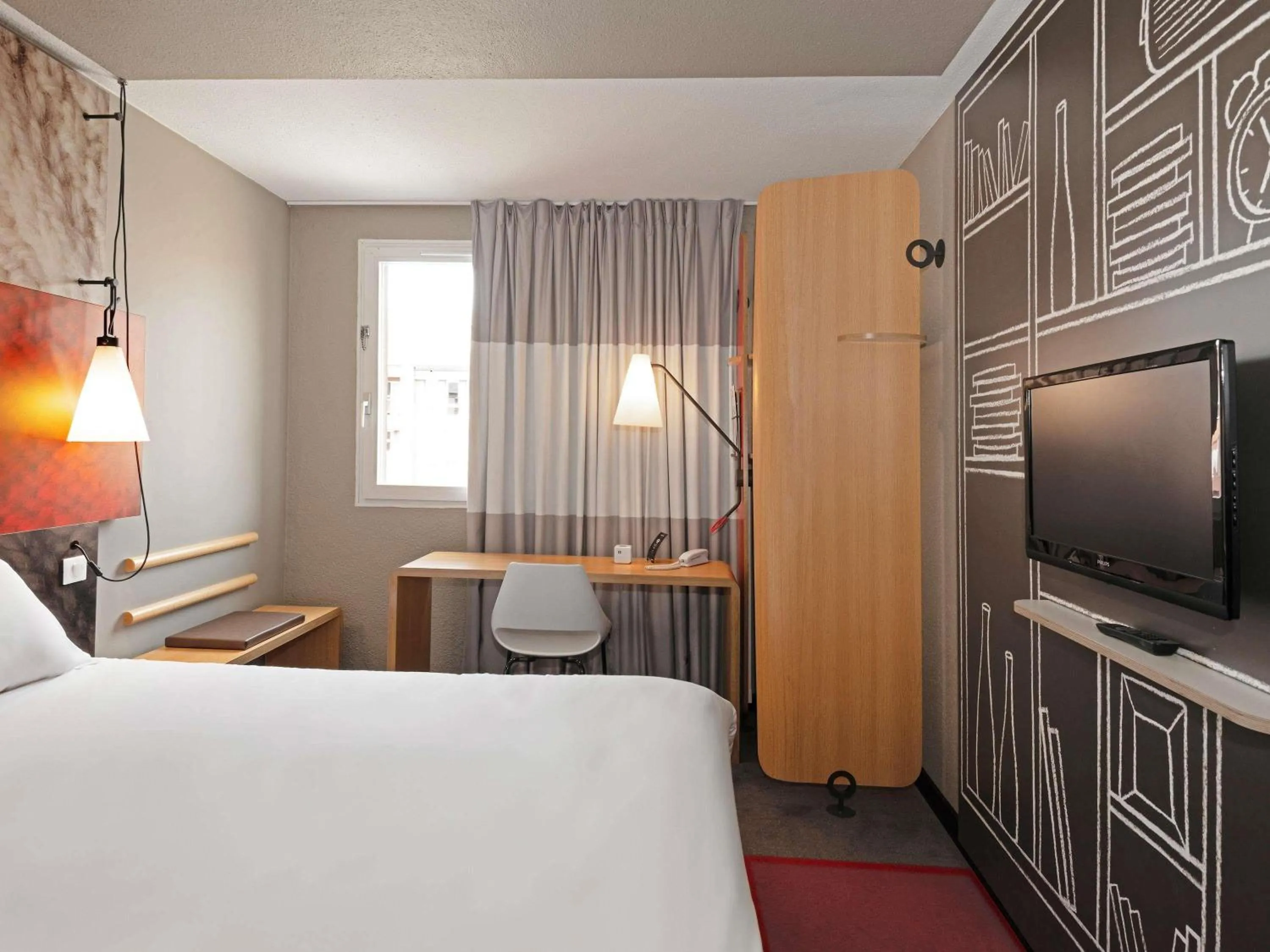 Bedroom, Bed in ibis Epernay Centre Ville