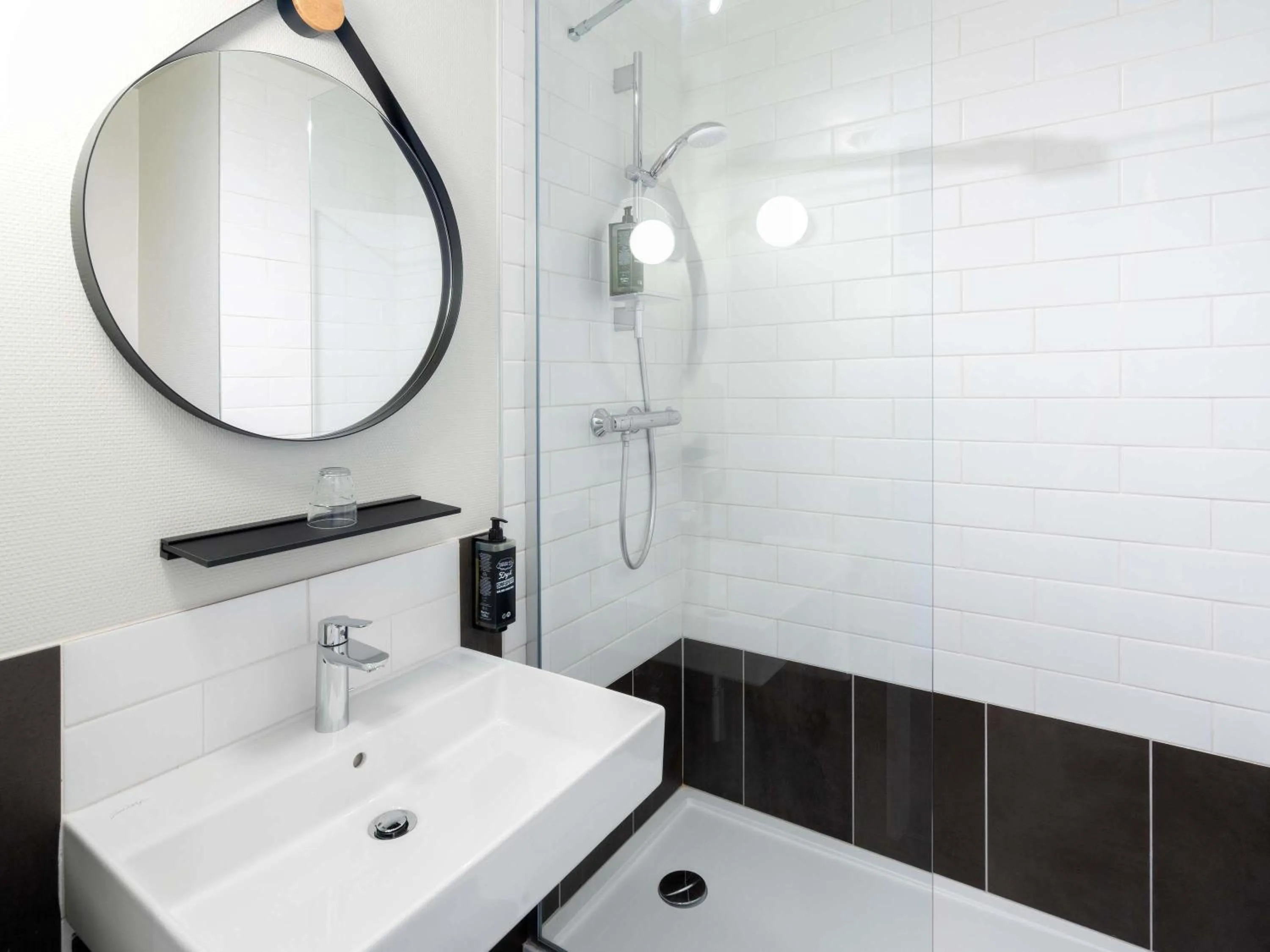 Bedroom in ibis Epernay Centre Ville